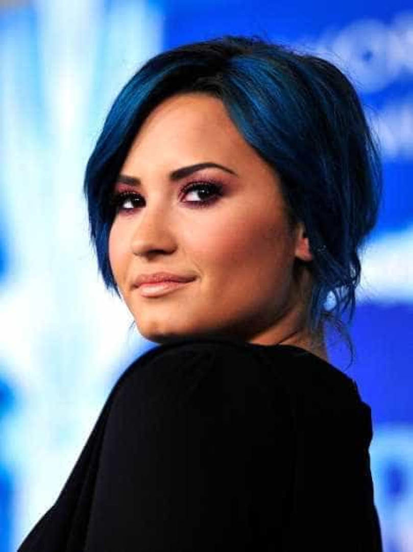 Loira mais uma vez. Os penteados de Demi Lovato