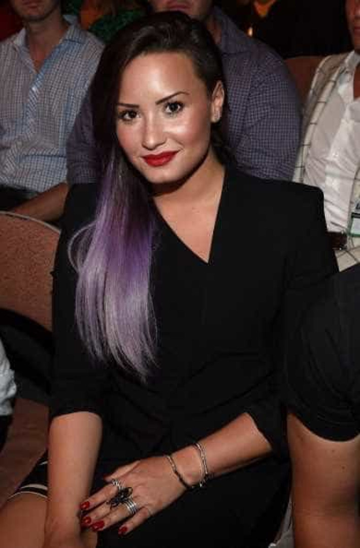 Loira mais uma vez. Os penteados de Demi Lovato