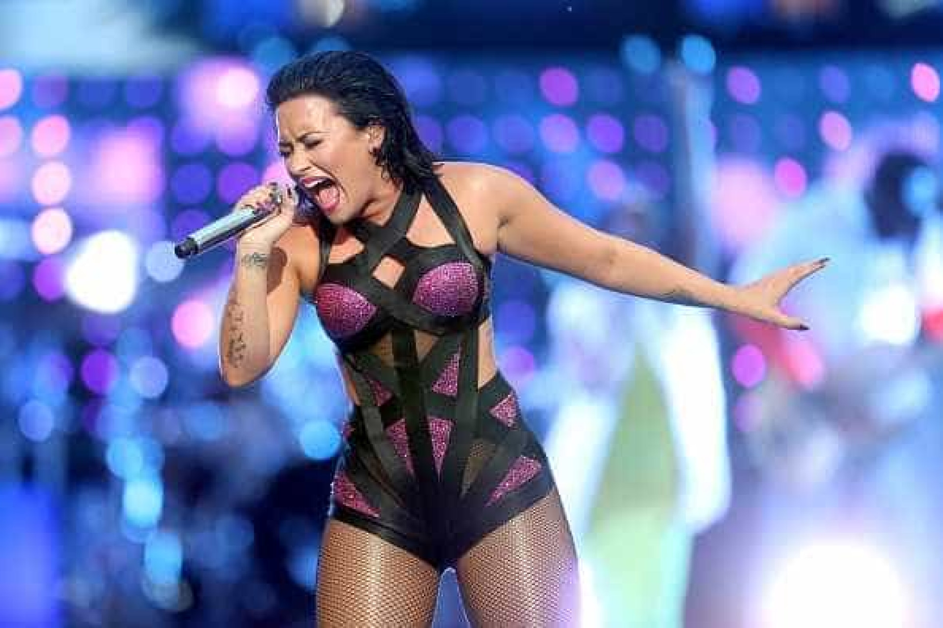 Loira mais uma vez. Os penteados de Demi Lovato