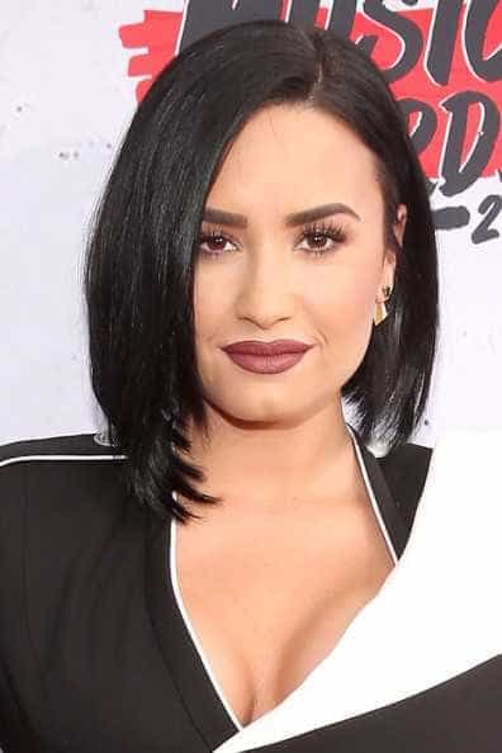 Loira mais uma vez. Os penteados de Demi Lovato