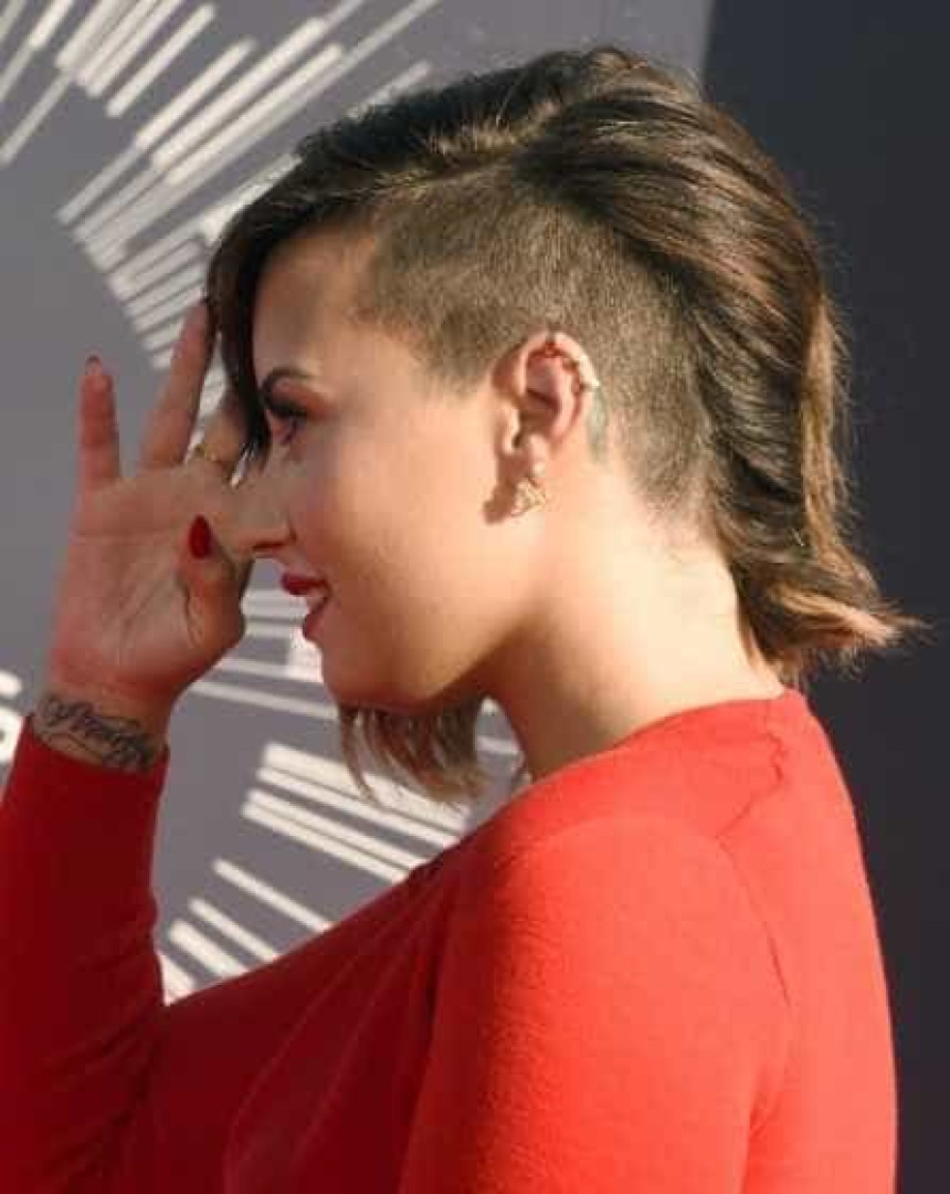 Loira mais uma vez. Os penteados de Demi Lovato