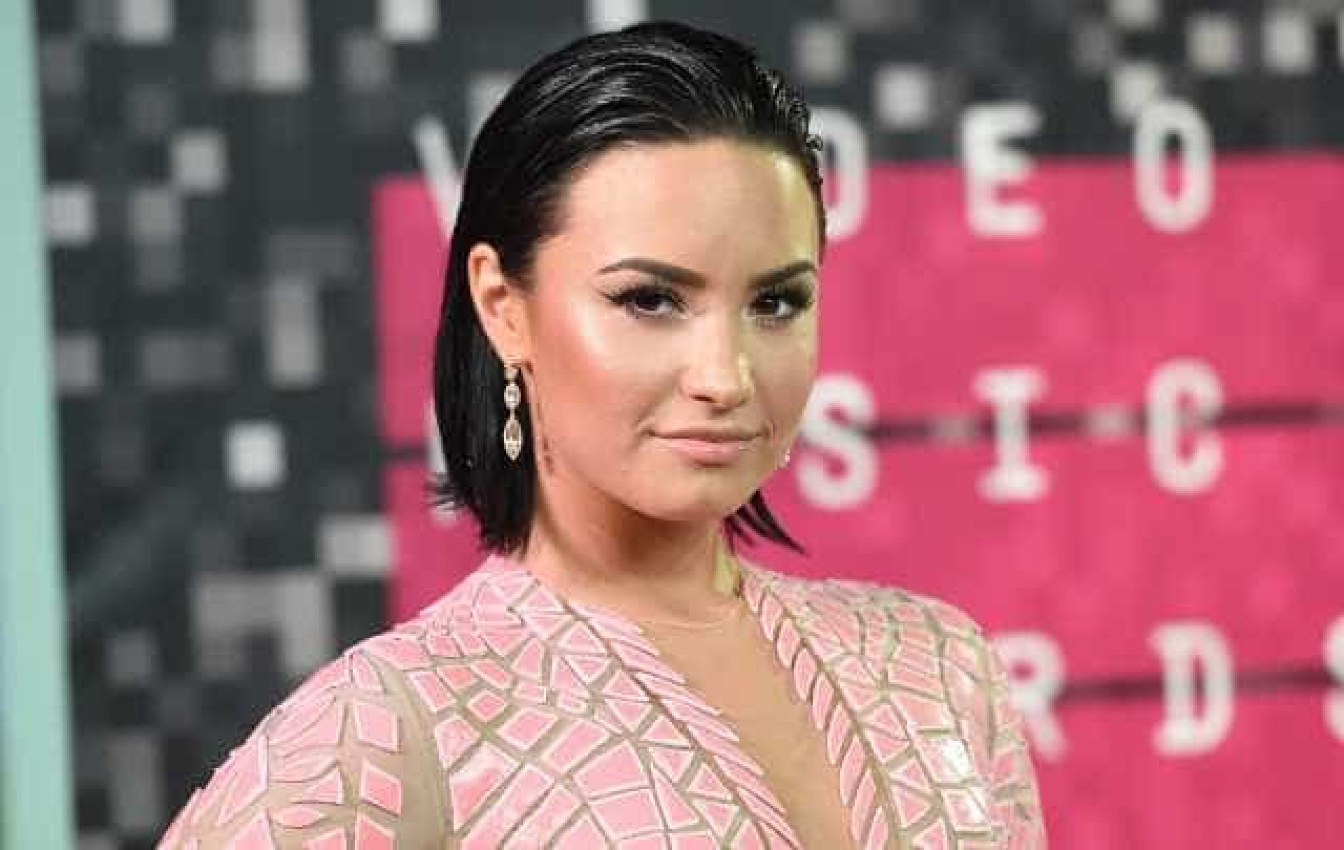 Loira mais uma vez. Os penteados de Demi Lovato