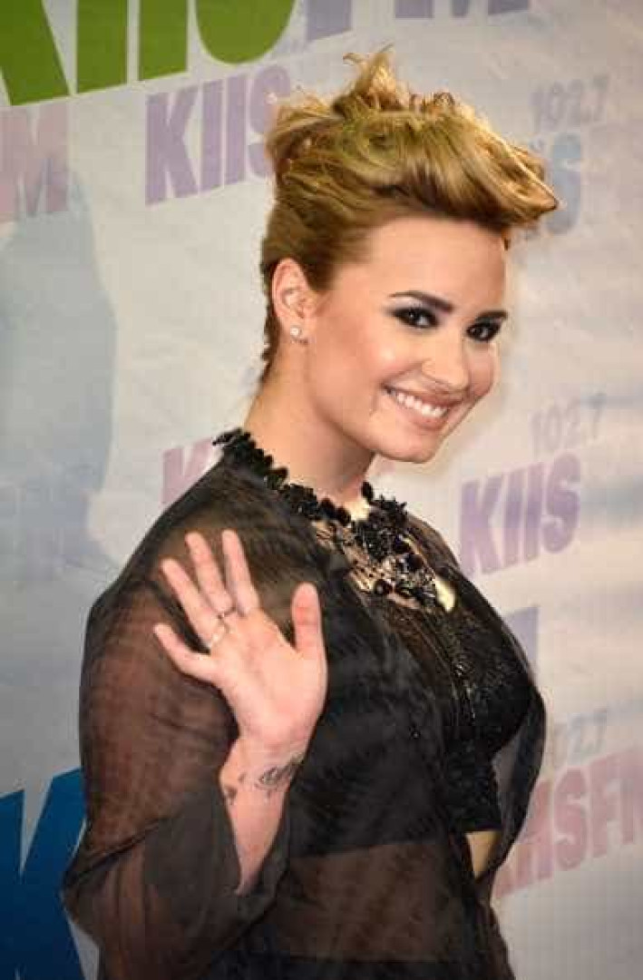 Loira mais uma vez. Os penteados de Demi Lovato