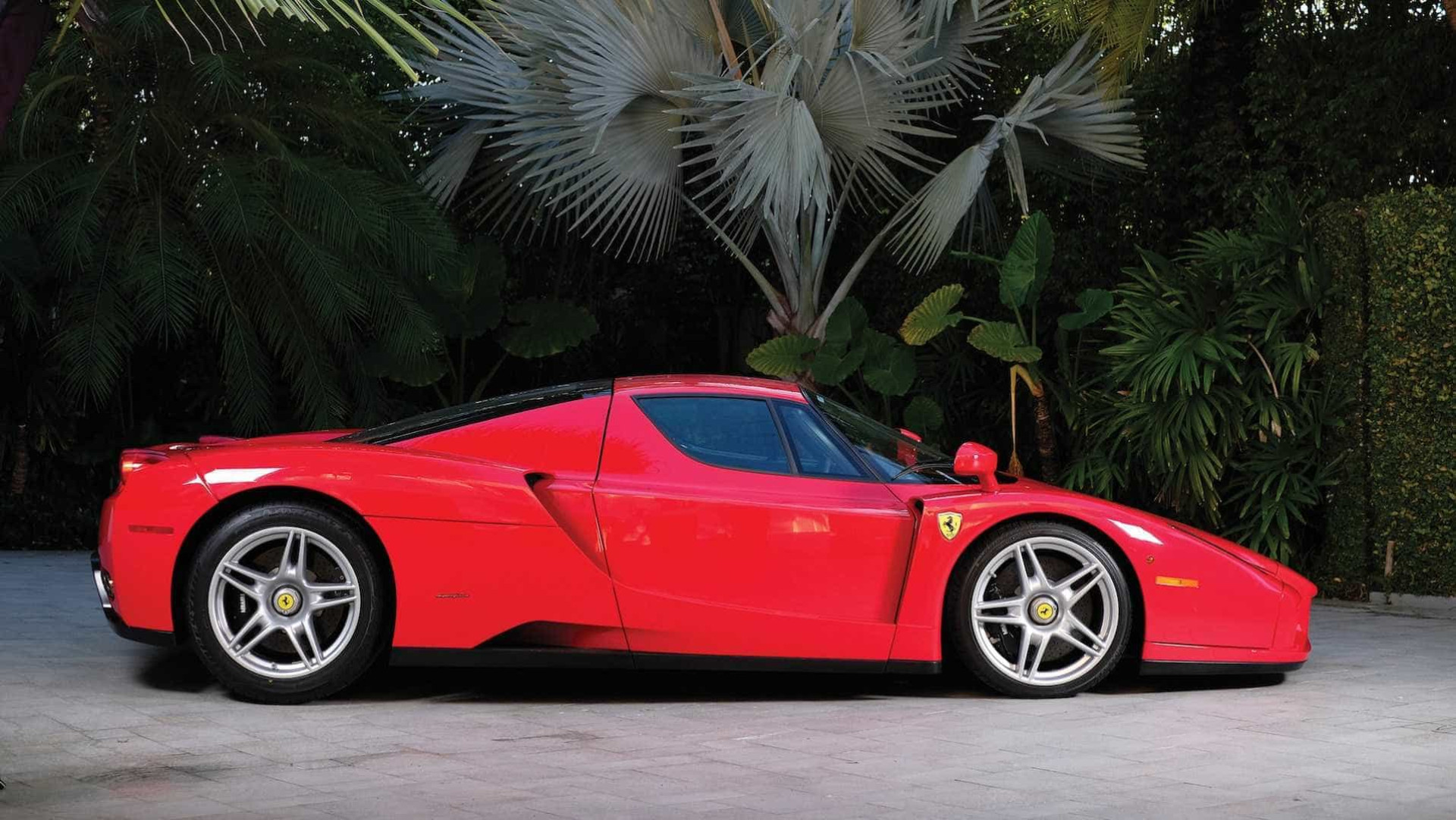 Tommy Hilfiger vai vender Ferrari e se pergunta o preço... não é para si