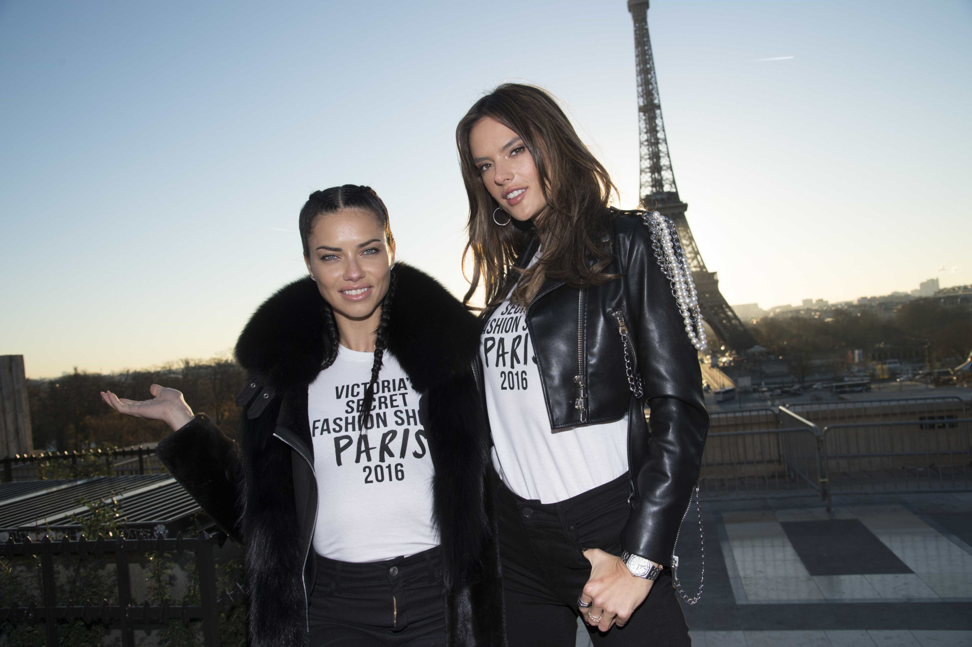 Os 'anjos' de Victoria’s Secret à frente da Torre Eiffel