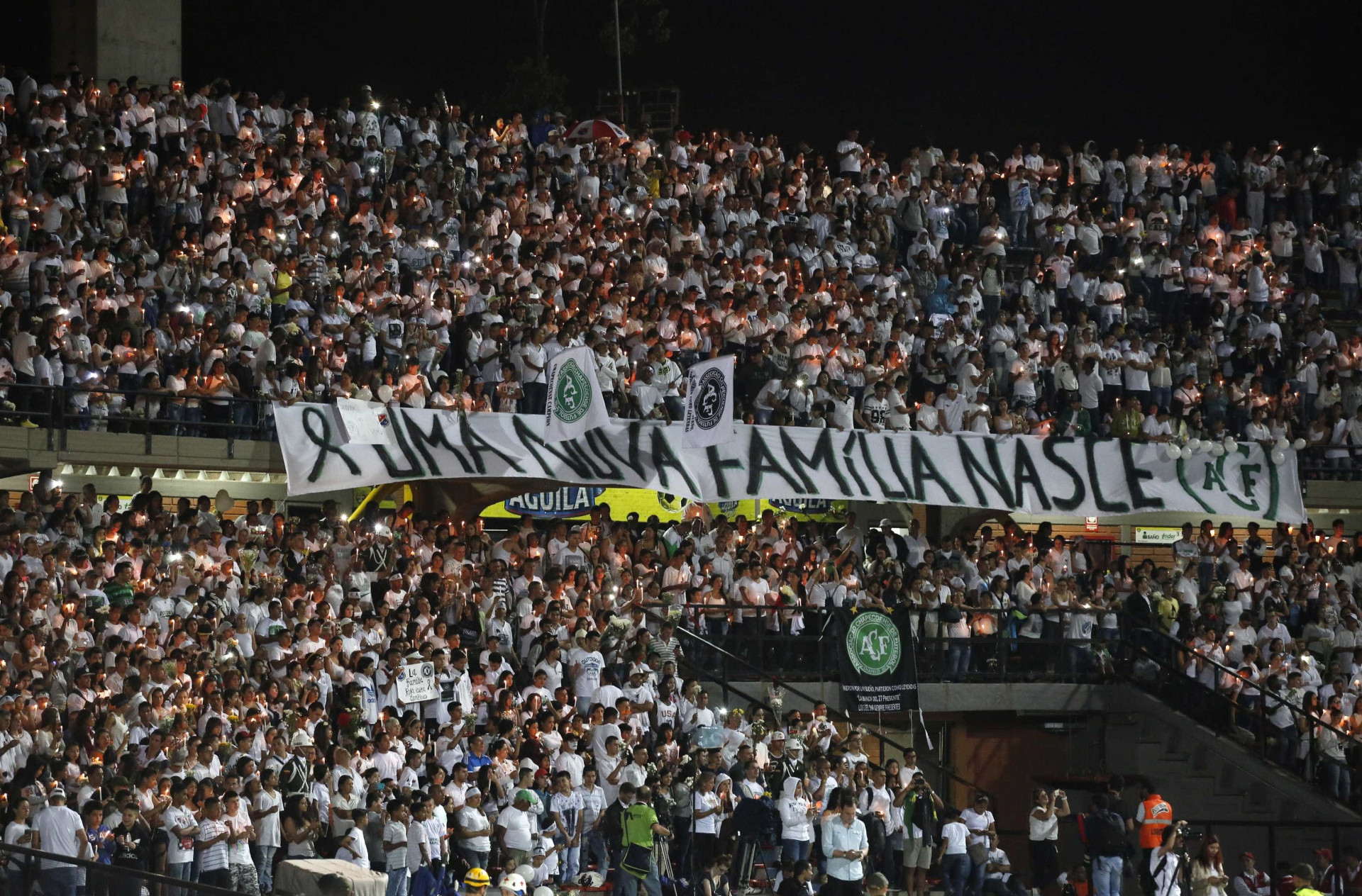 Estádio do Atlético Nacional encheu-se para homenagear Chapecoense