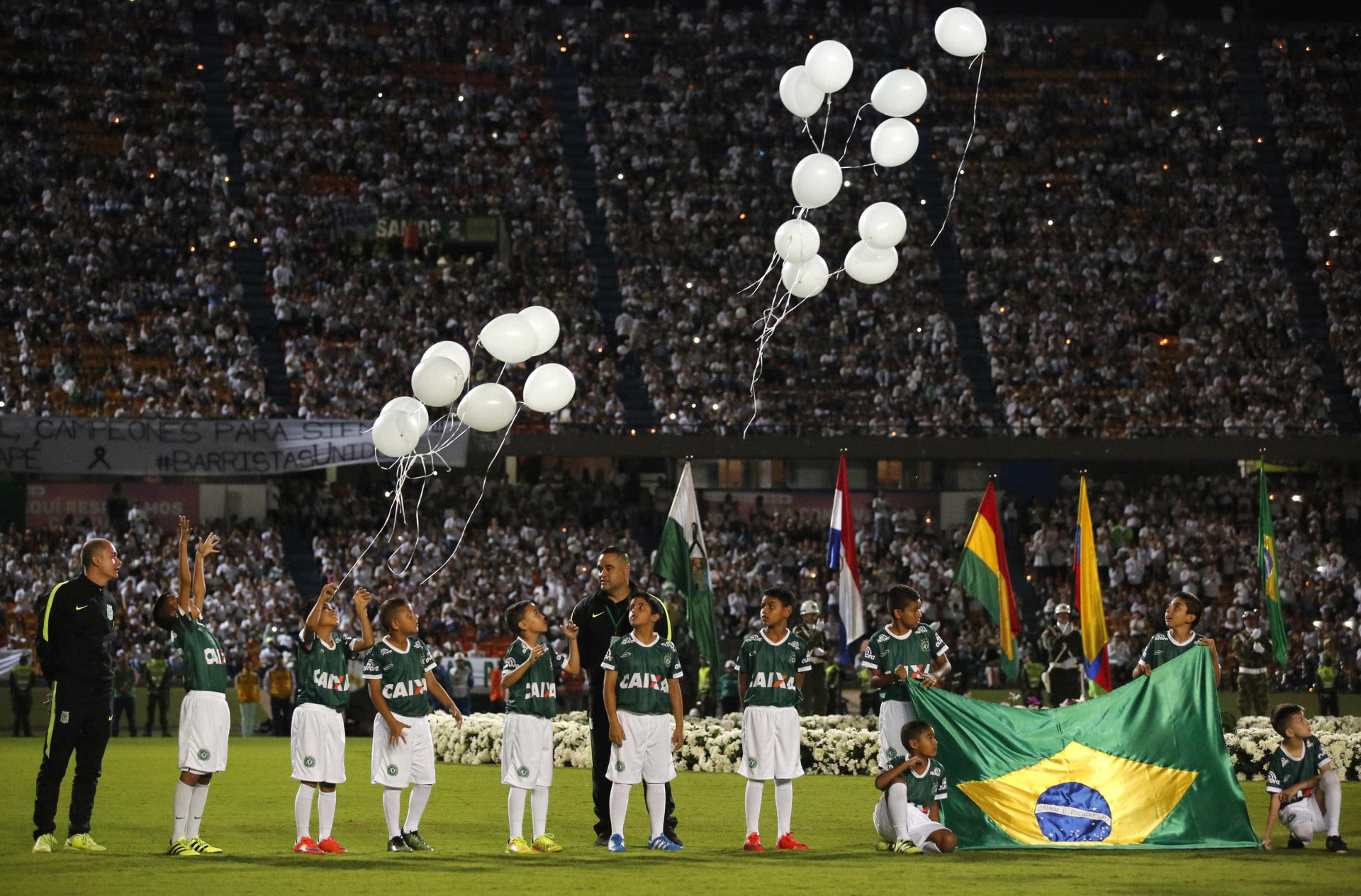 Estádio do Atlético Nacional encheu-se para homenagear Chapecoense
