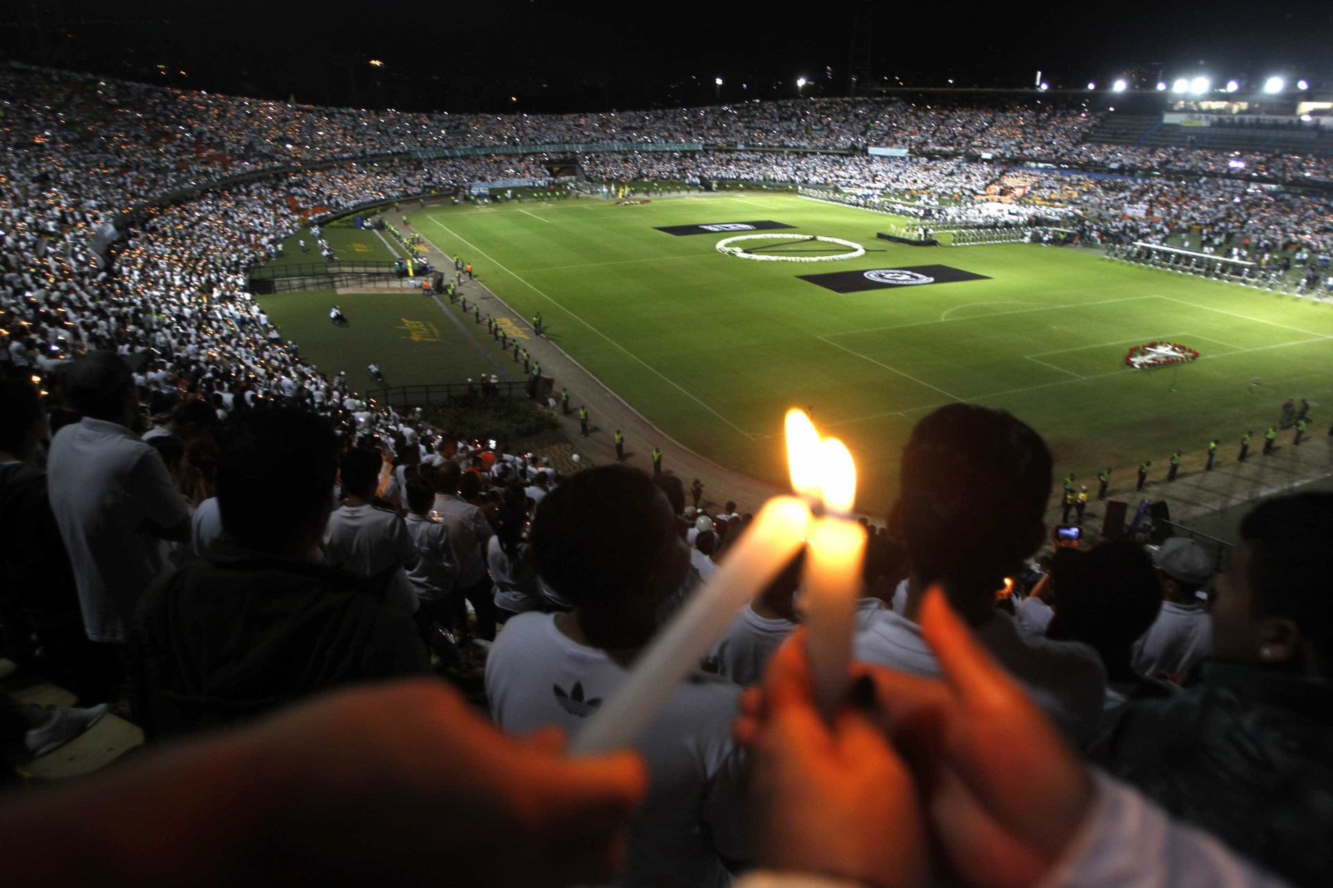 Estádio do Atlético Nacional encheu-se para homenagear Chapecoense