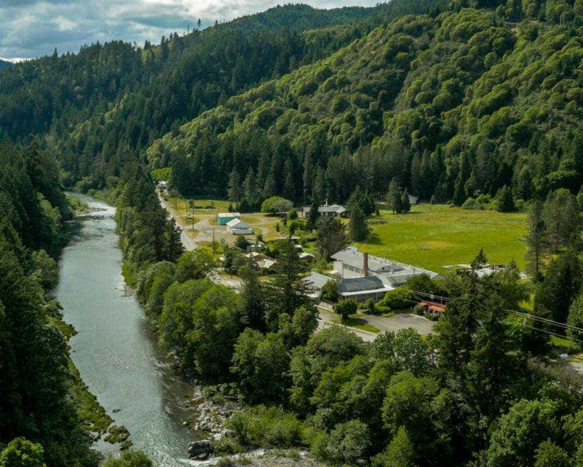 Este 'paraíso perdido' está à venda. O rio e a escola estão incluídos