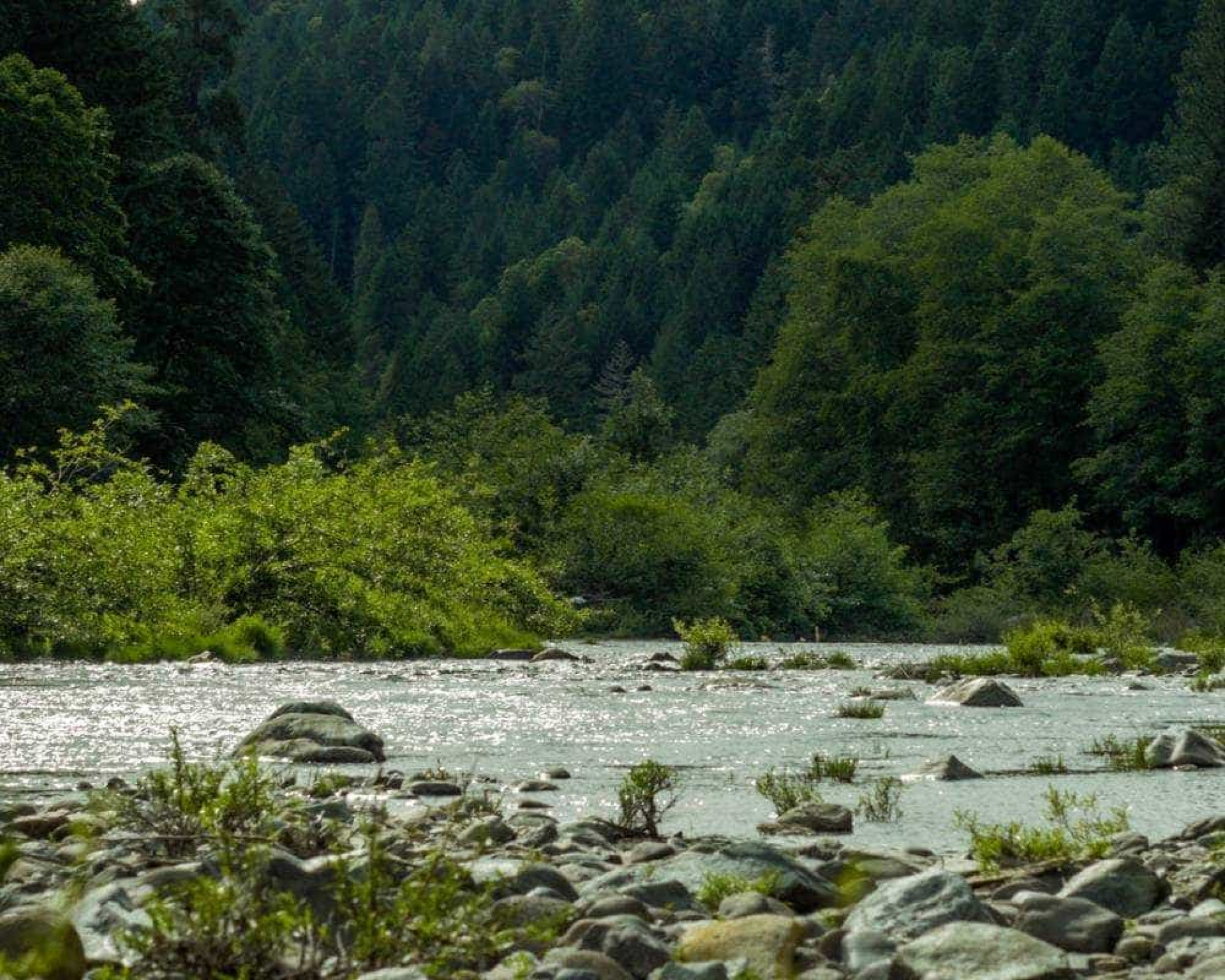 Este 'paraíso perdido' está à venda. O rio e a escola estão incluídos