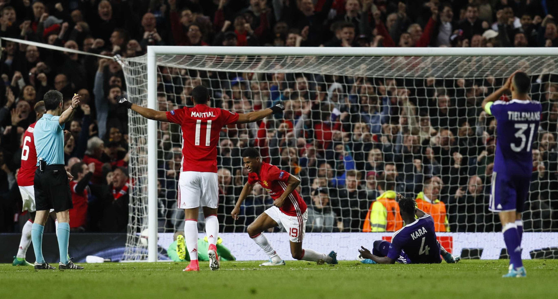 Depois de um final dramático, Manchester United garante lugar nas 'meias'