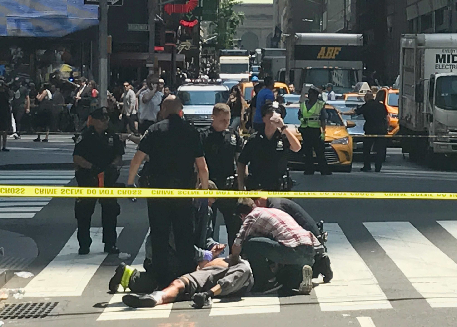 Imagens do acidente que assustou e matou em plena Times Square