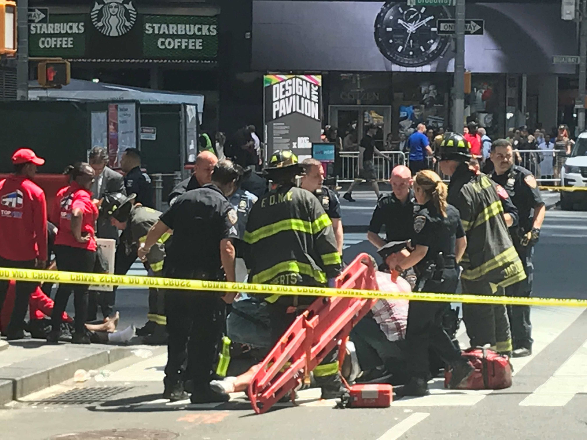 Imagens do acidente que assustou e matou em plena Times Square