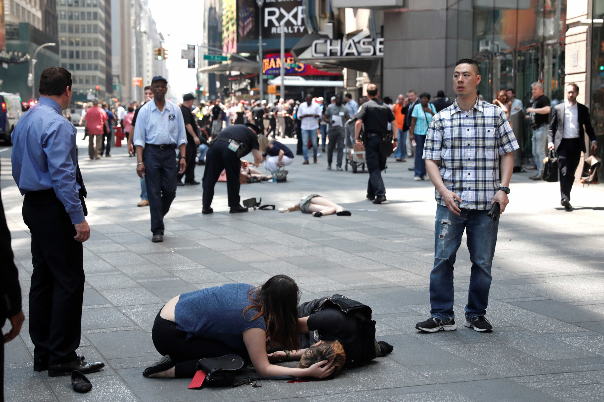 Imagens do acidente que assustou e matou em plena Times Square