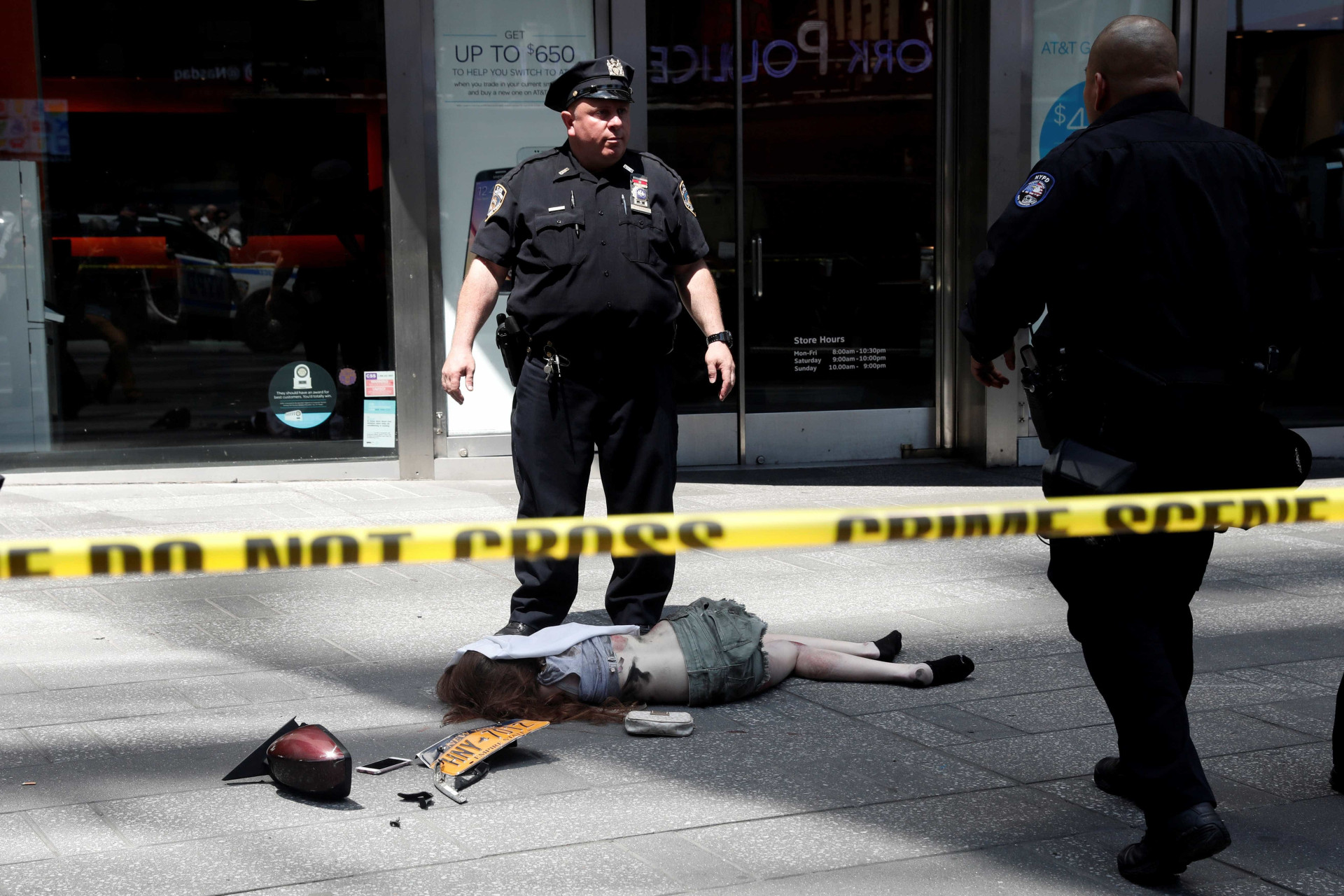 Imagens do acidente que assustou e matou em plena Times Square