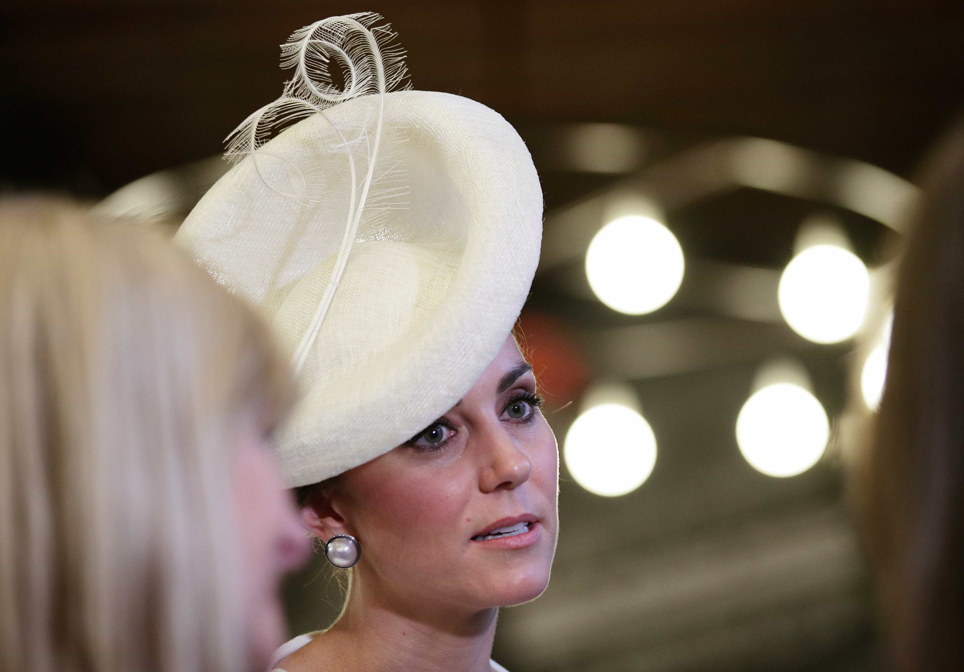 Dois anos depois, Kate Middleton recicla vestido do batizado de Charlotte