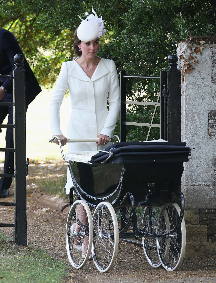 Dois anos depois, Kate Middleton recicla vestido do batizado de Charlotte