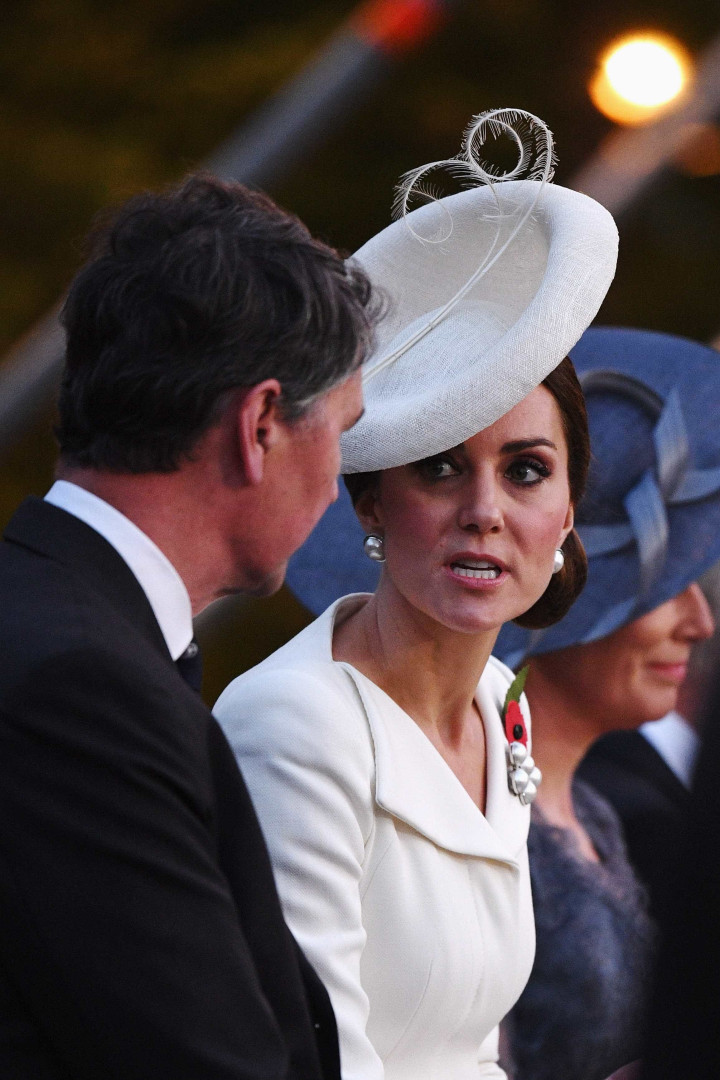 Dois anos depois, Kate Middleton recicla vestido do batizado de Charlotte