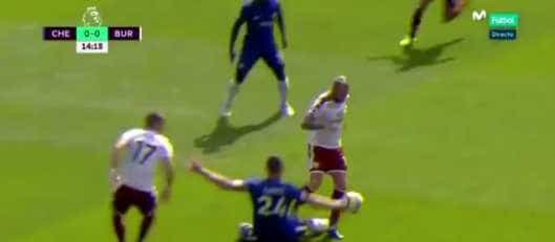 Cahill entrou com tudo sobre Defour e foi expulso do Chelsea-Burnley