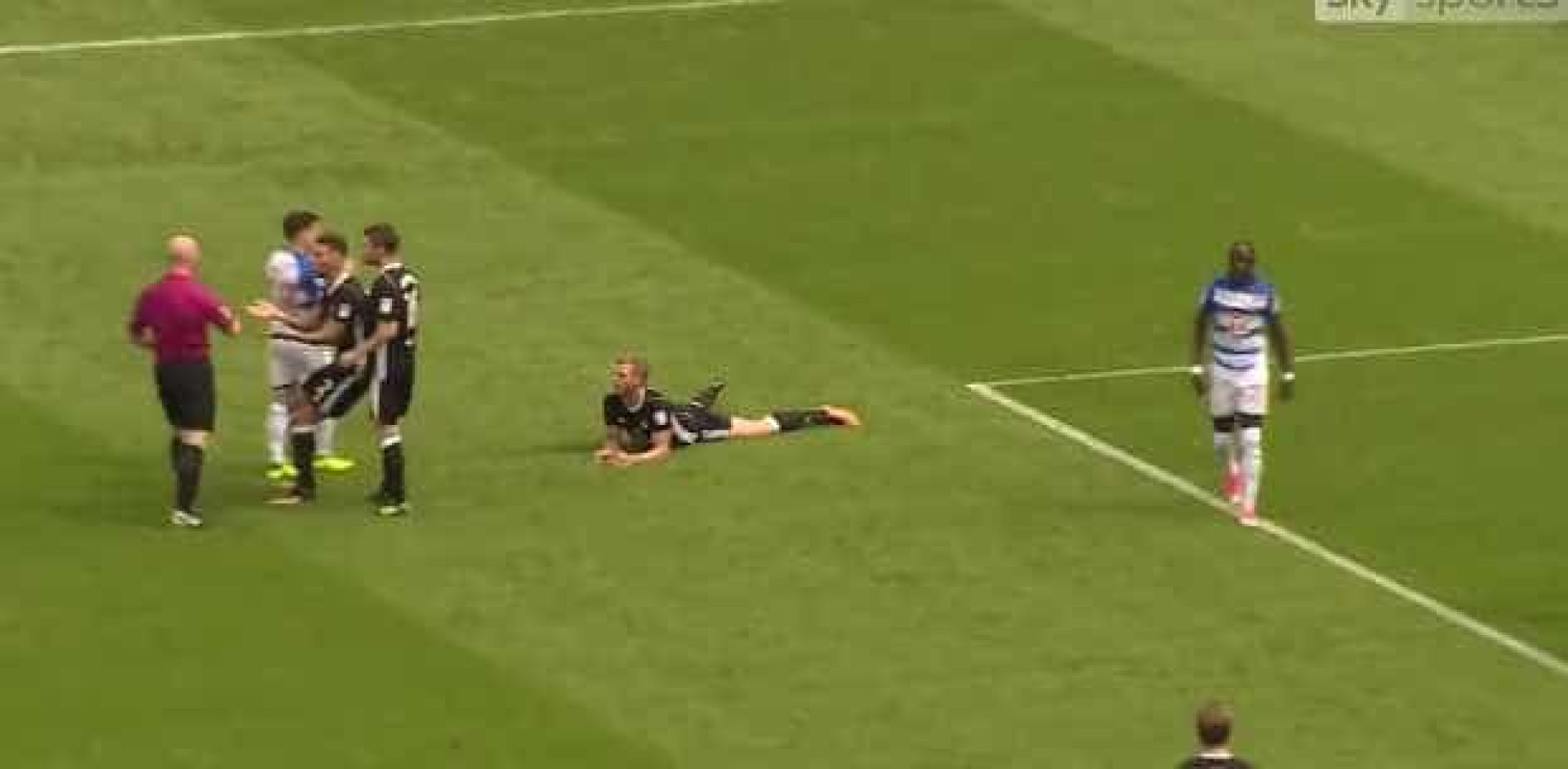 Defesa do Fulham precisou de apenas 39 segundos... para ser expulso