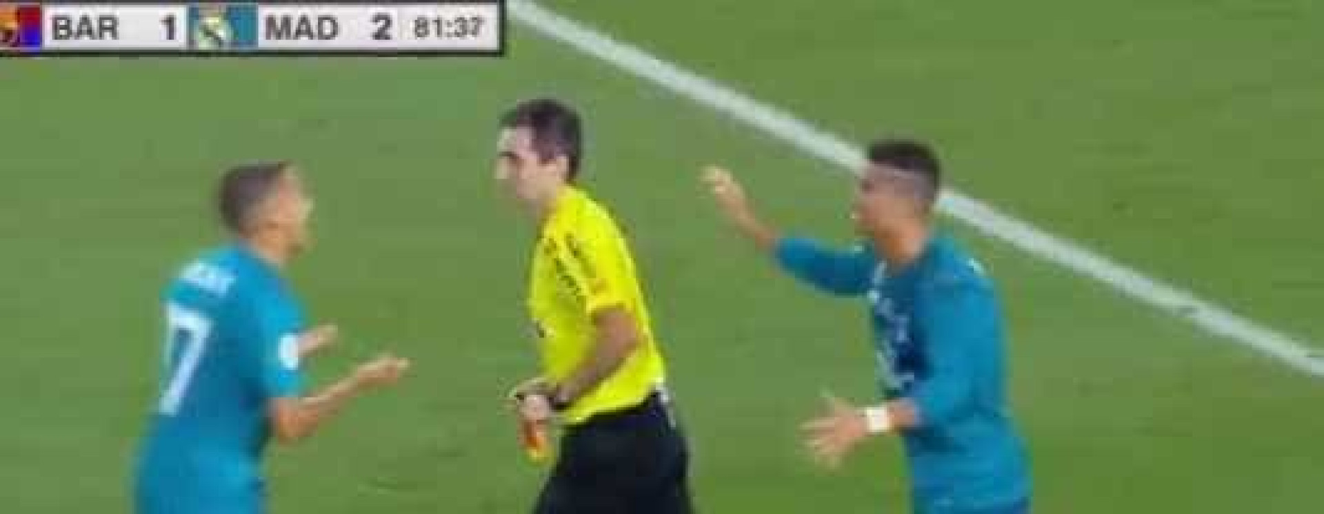 Ronaldo leva segundo amarelo, é expulso e empurra árbitro