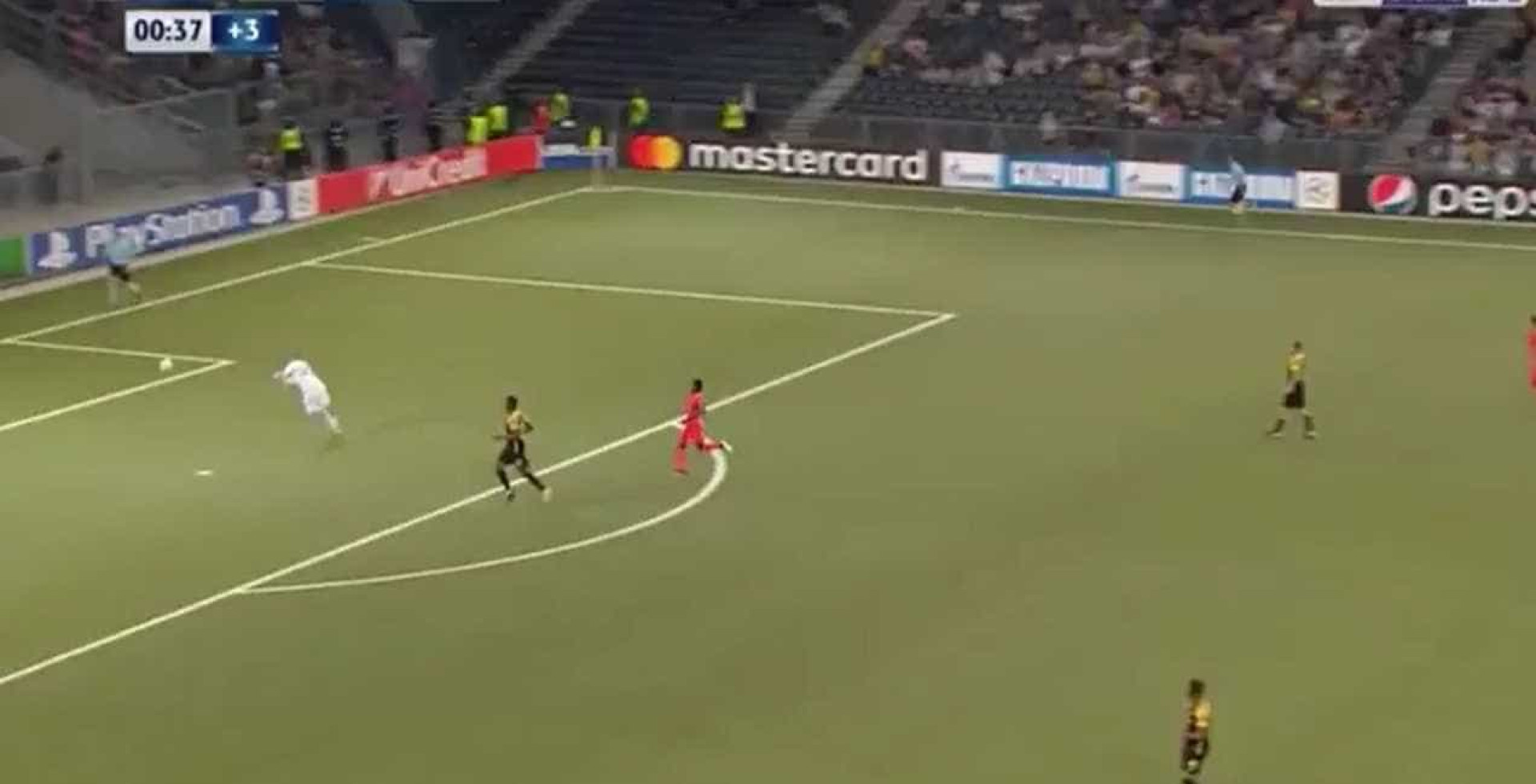 Kasim e um auto-golo que pode custar a eliminação na Liga dos Campeões