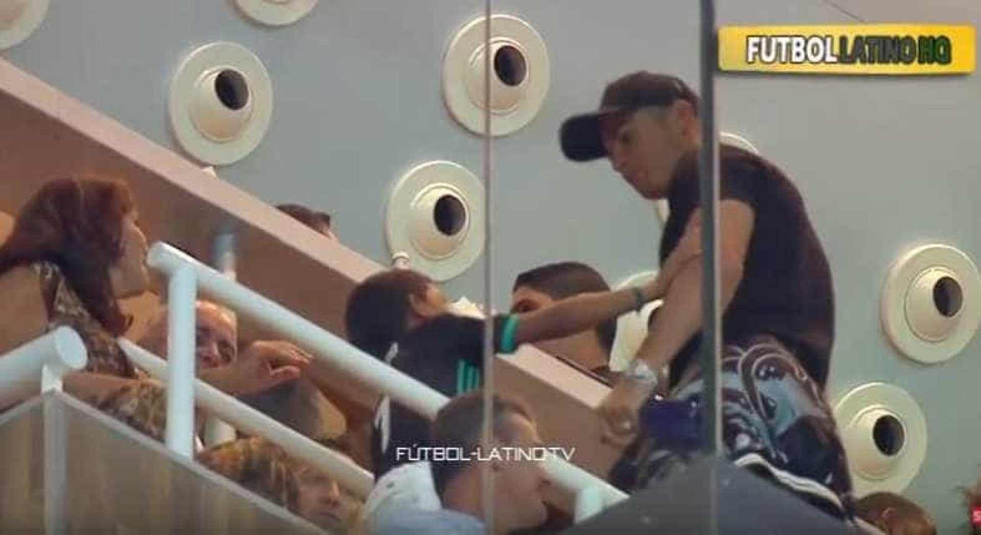 Cristiano Ronaldo assiste ao 'El Clasico' em companhia especial