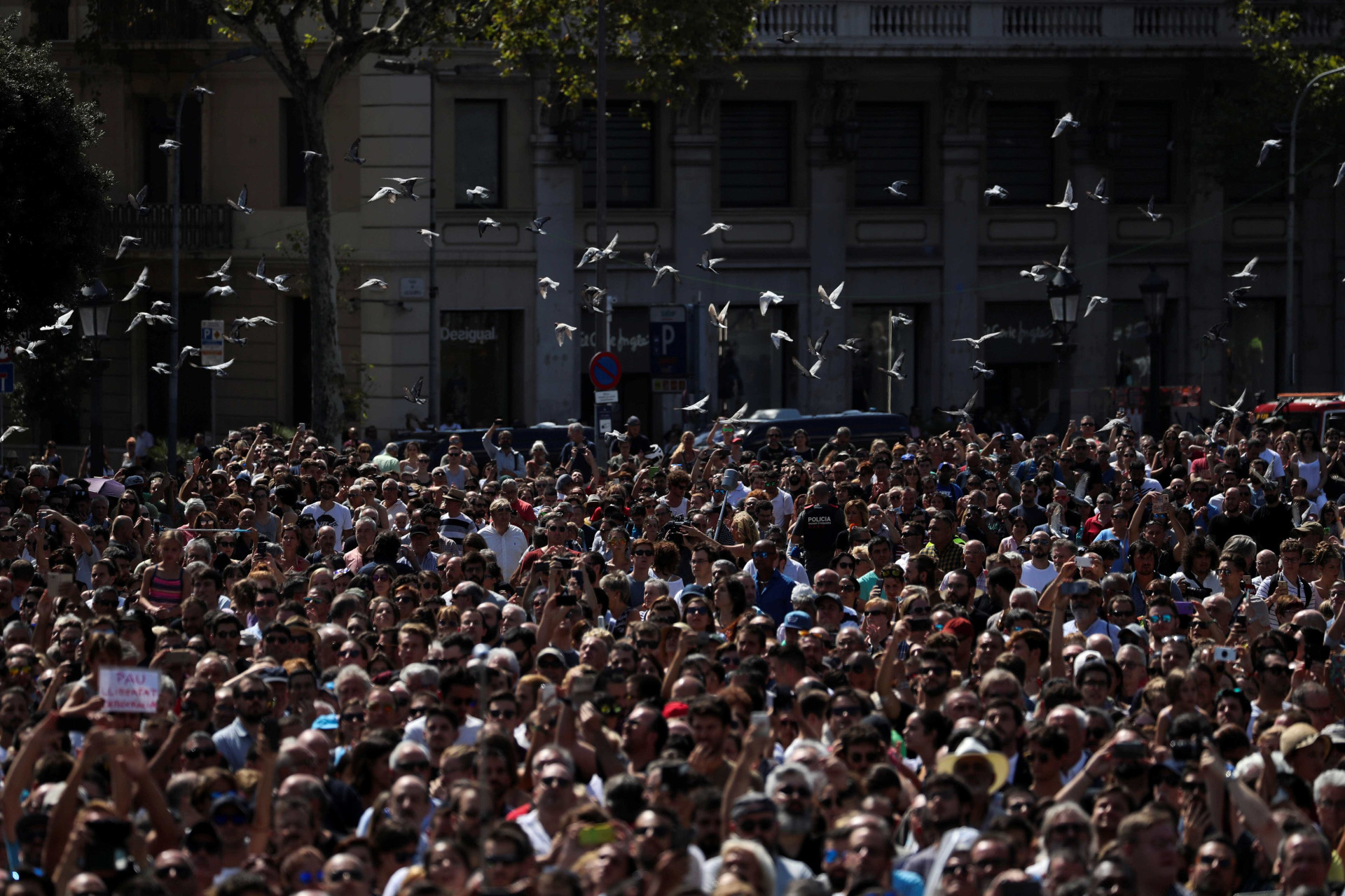 De luto, mas "sem medo". Assim está Barcelona