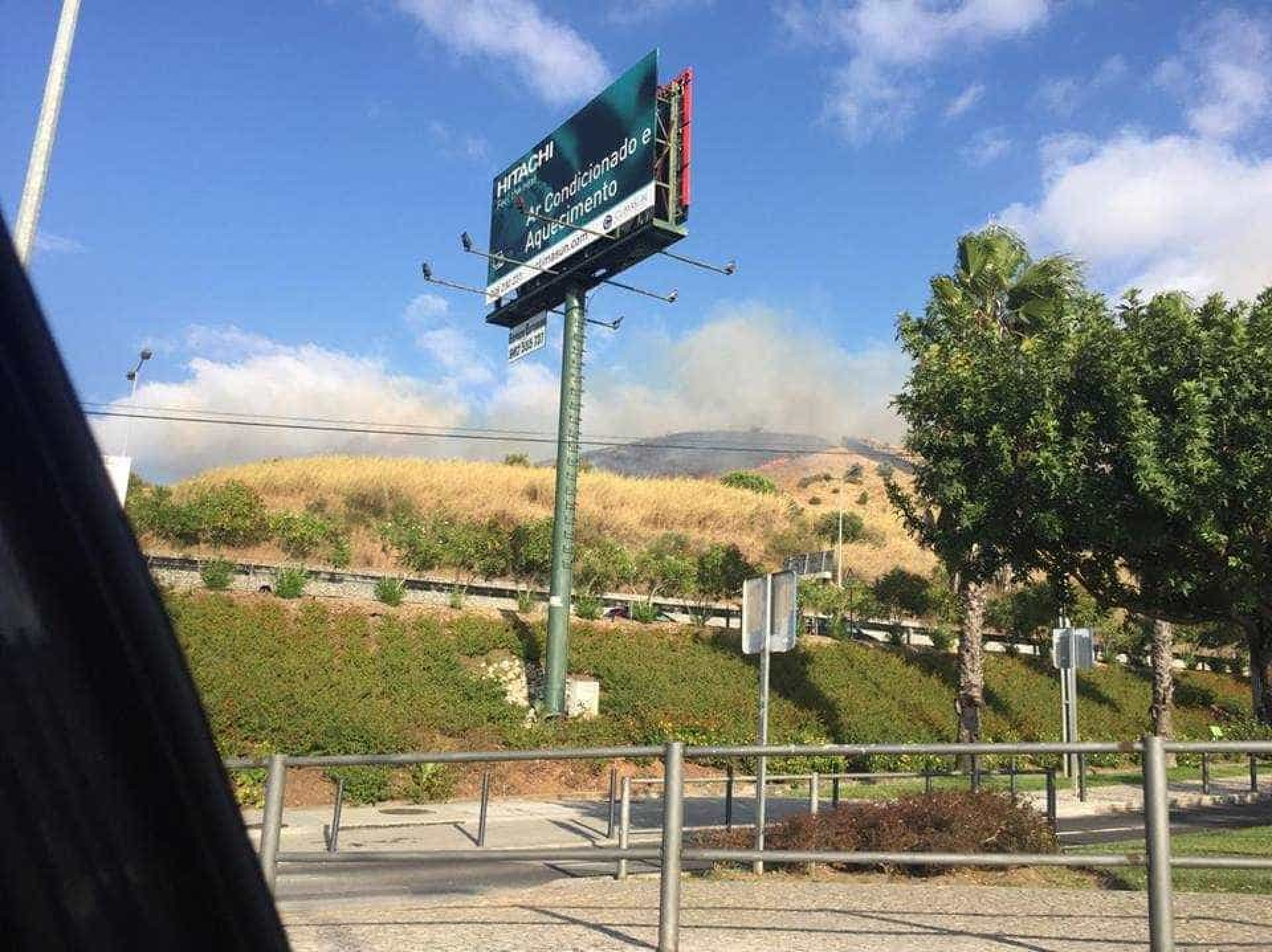 Incêndio corta trânsito na A8 junto à Calçada de Carriche