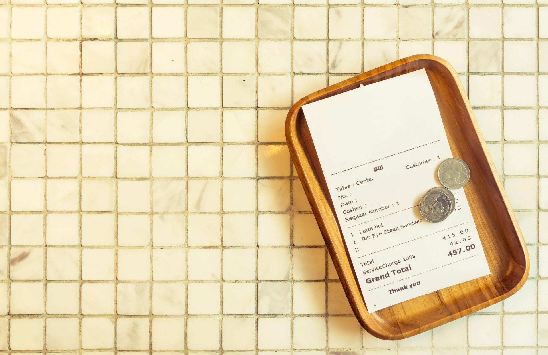 Truques que restaurantes usam para manipular os clientes. Esteja atento