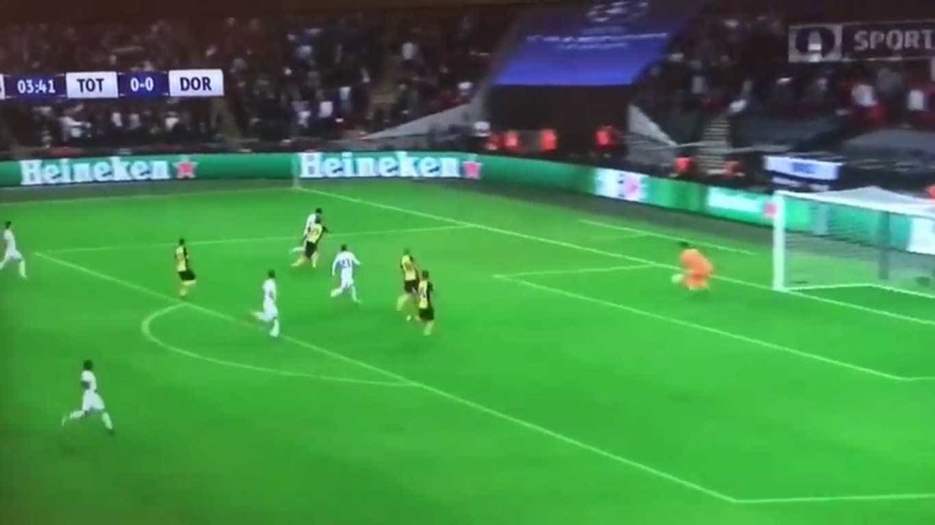 Son Heung Min vira 'gazela' e marca um excelente golo