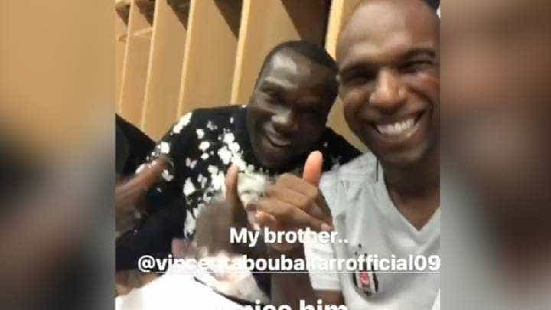 Aboubakar foi ao balneário do Besiktas e a animação foi muita