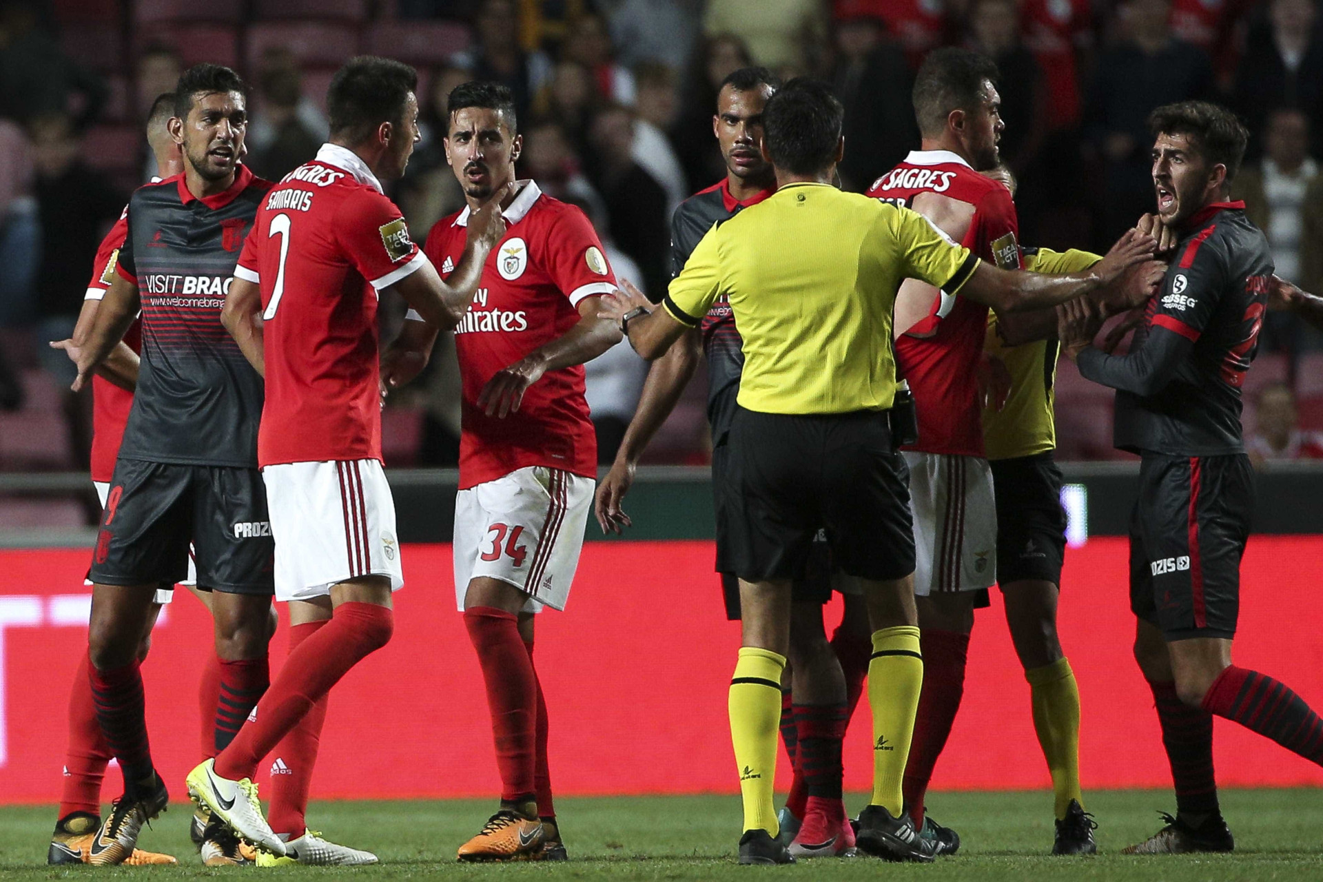 Benfica-Sporting de Braga acaba com momentos de tensão