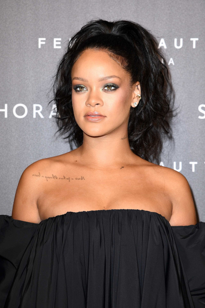 Rihanna volta a apostar num vestido cai-cai
