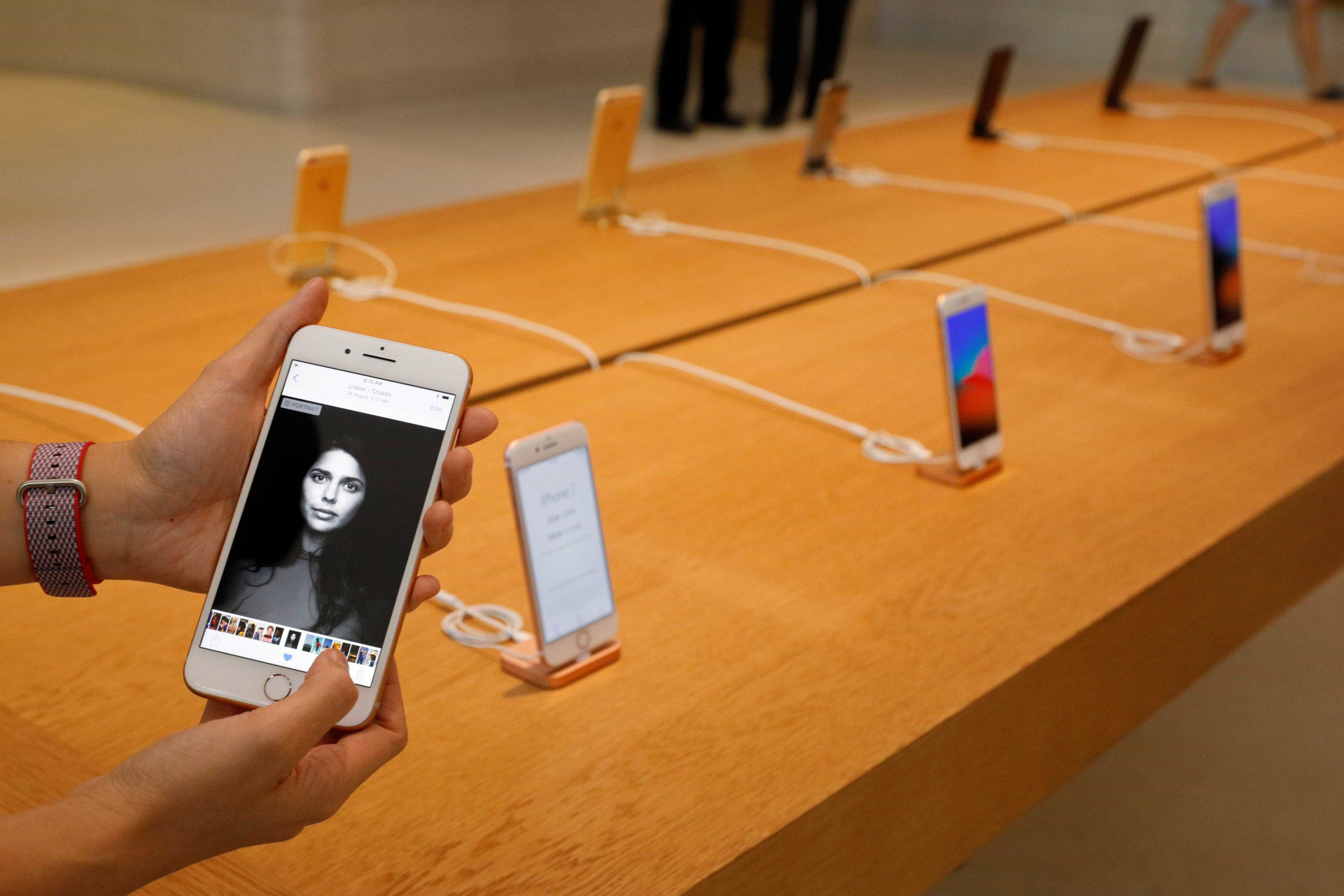 O iPhone chegou hoje às lojas. Veja como foi o lançamento