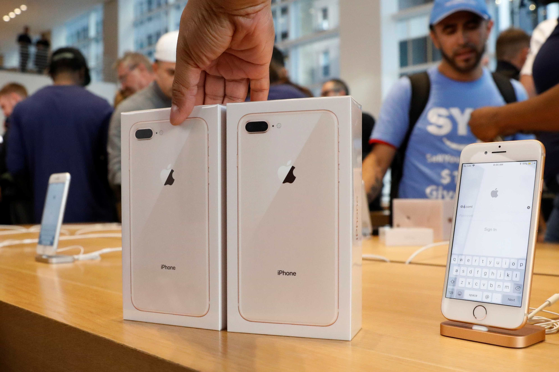 O iPhone chegou hoje às lojas. Veja como foi o lançamento