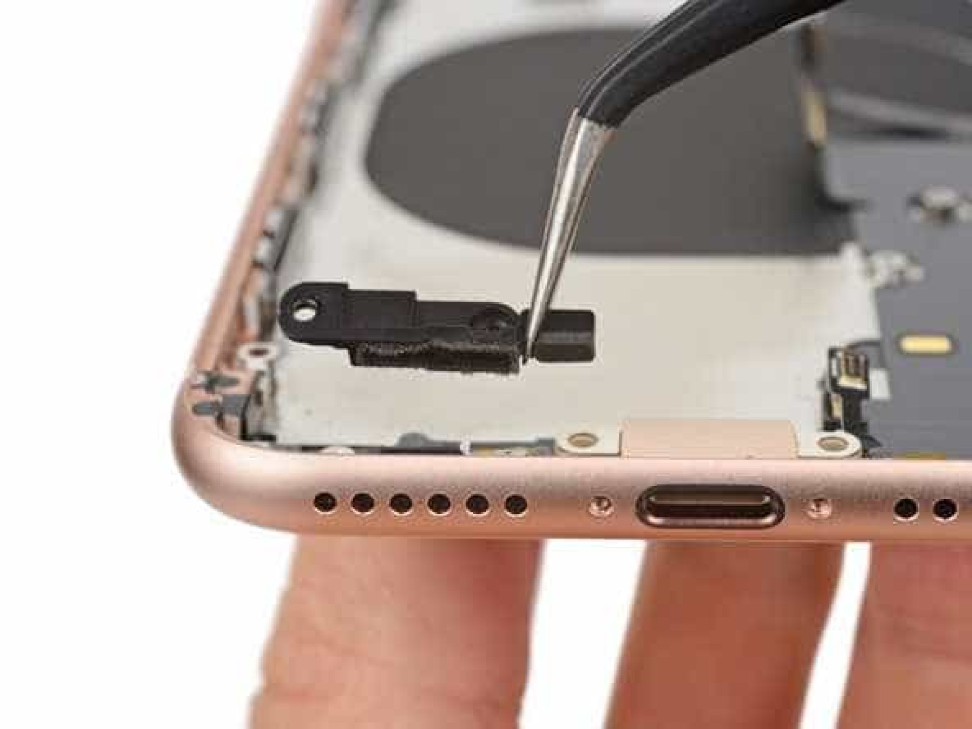 O iPhone 8 ainda agora chegou e já foi desmontado. Veja o interior