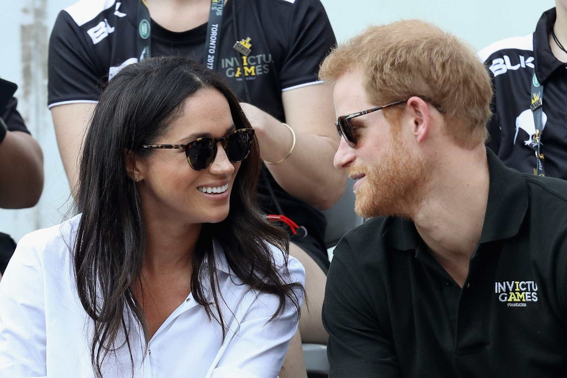 Não faltou boa disposição na primeira aparição oficial de Harry e Meghan