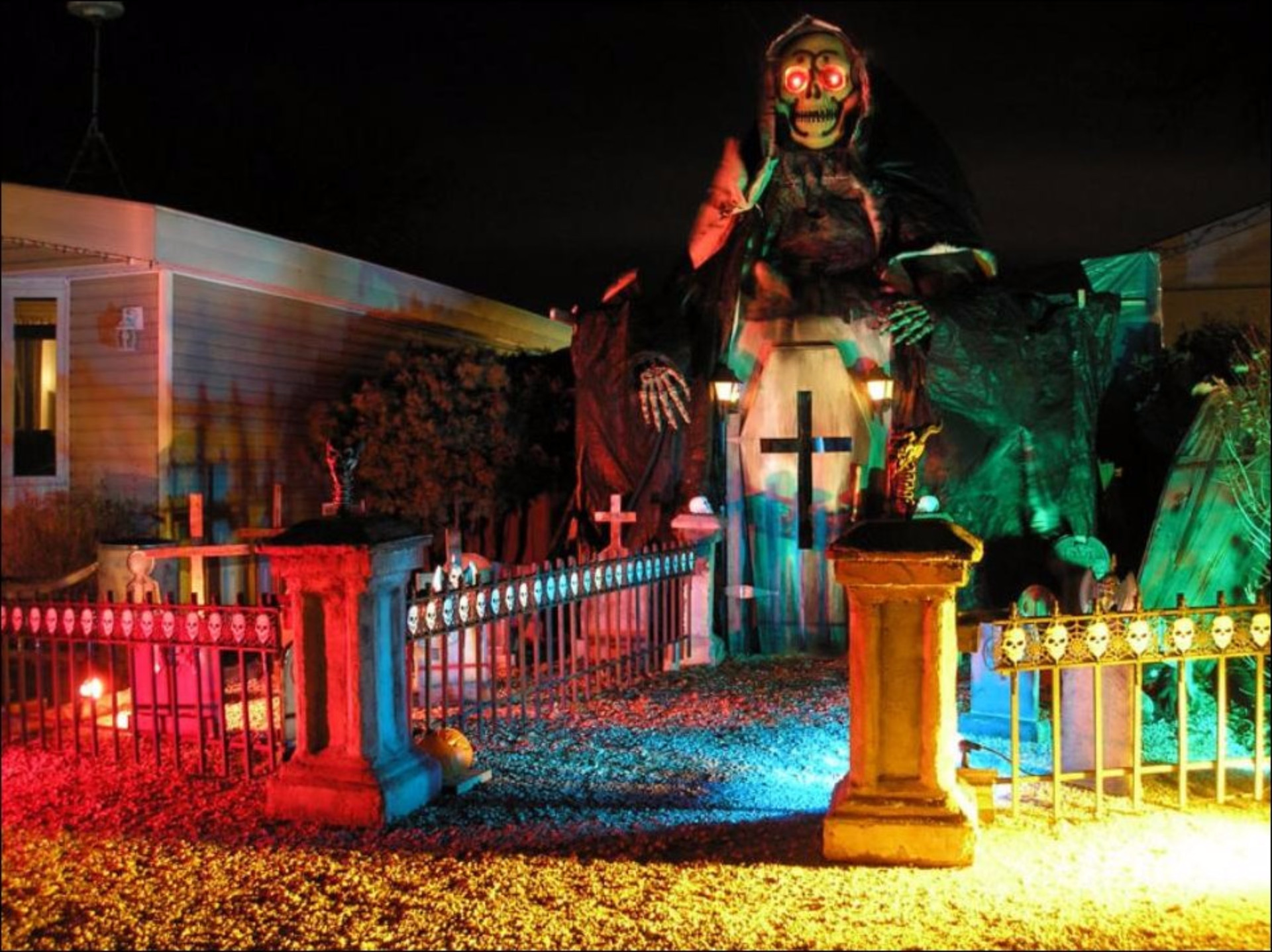 Já só pensa no Halloween? Inspire-se nestas casas assustadoras