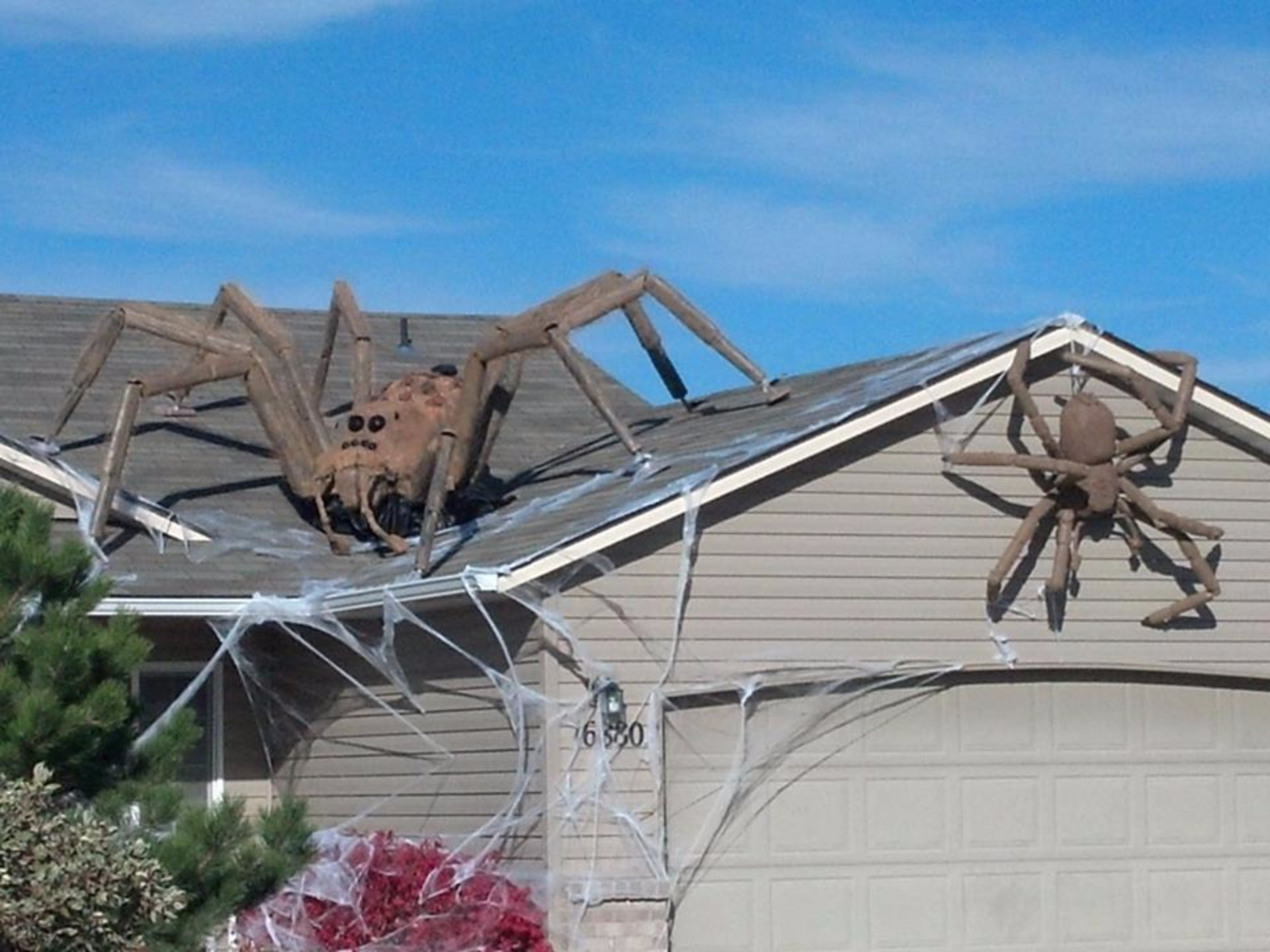 Já só pensa no Halloween? Inspire-se nestas casas assustadoras