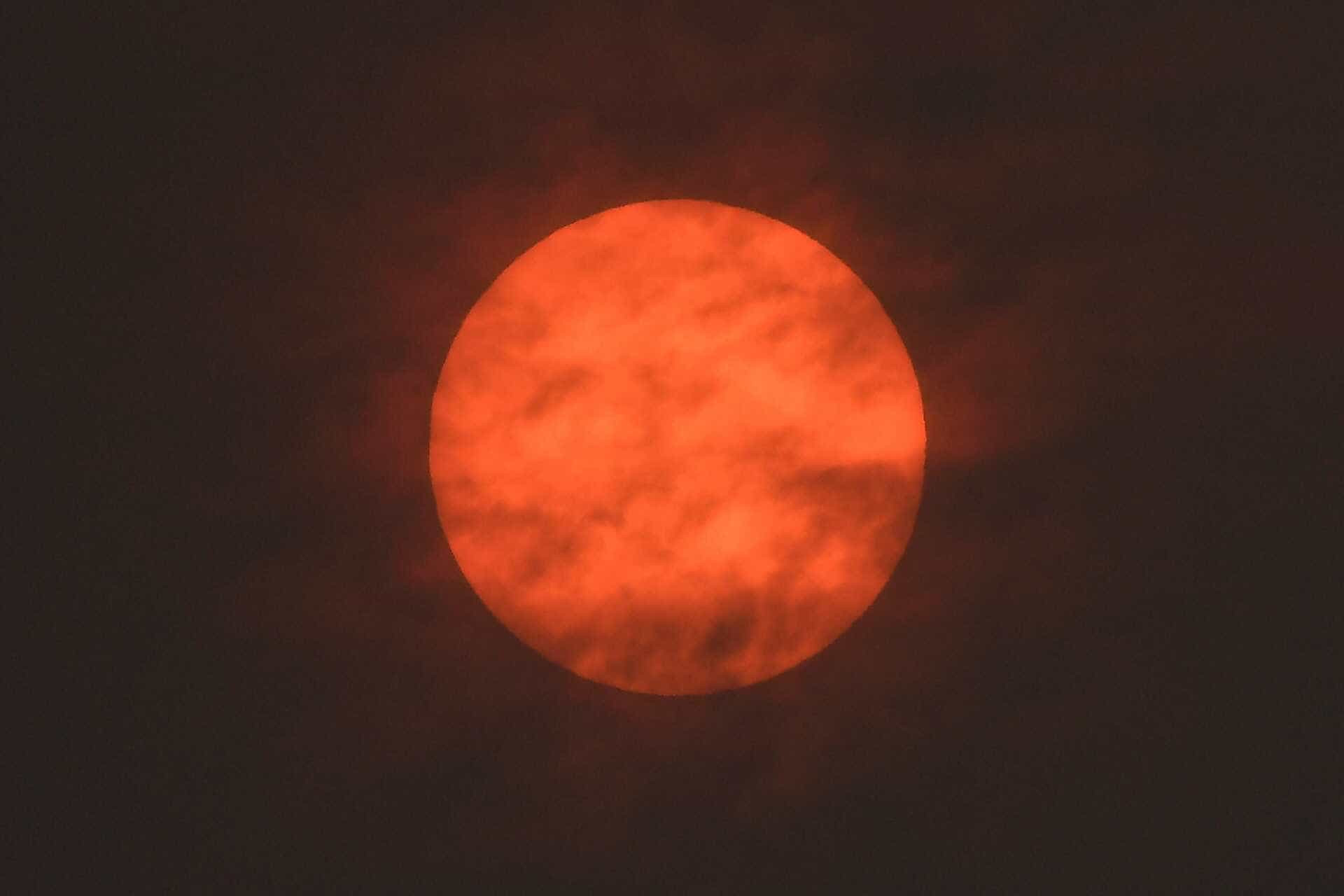 O fenómeno que pintou de laranja os céus de Londres