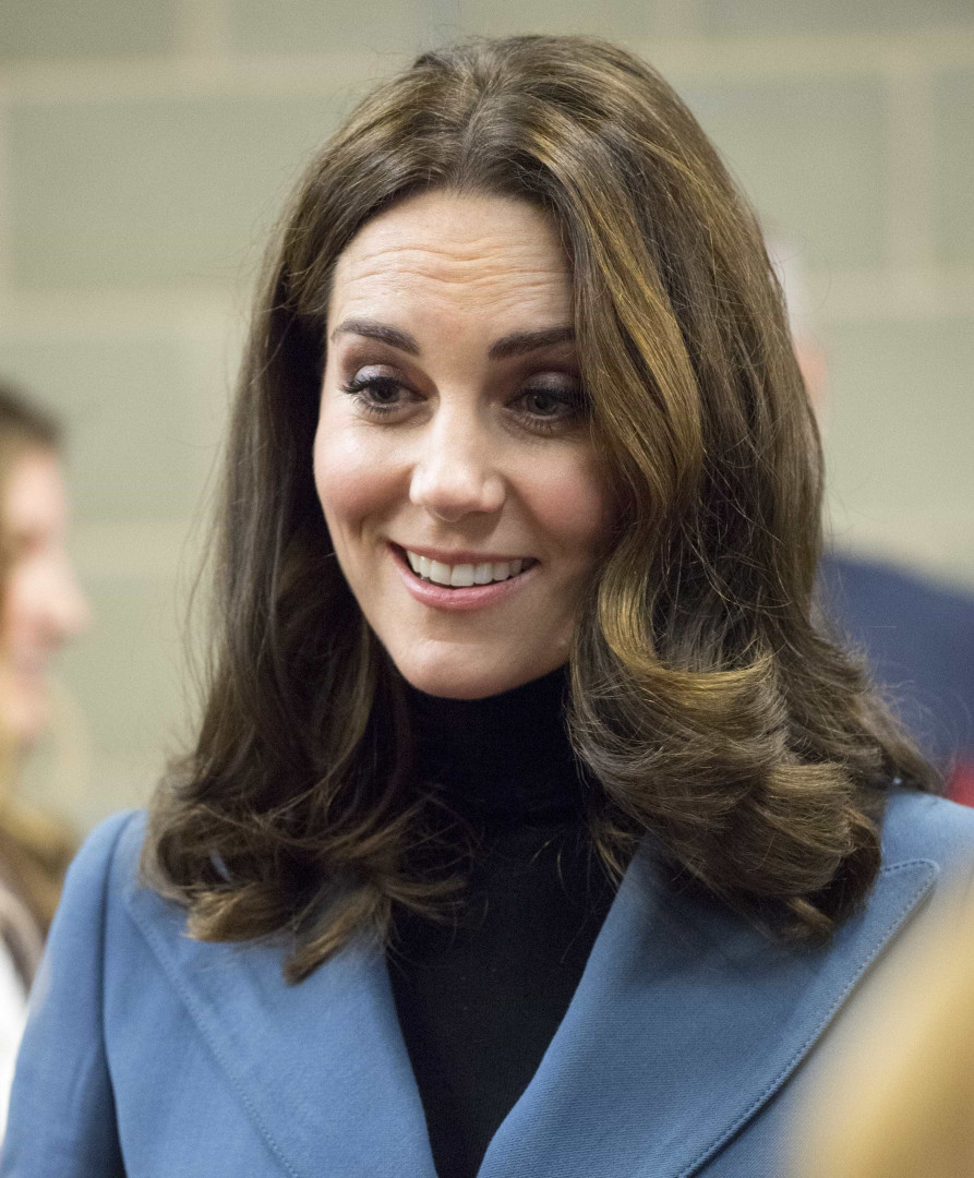 Grávida pela terceira vez, Kate Middleton espalha elegância em evento