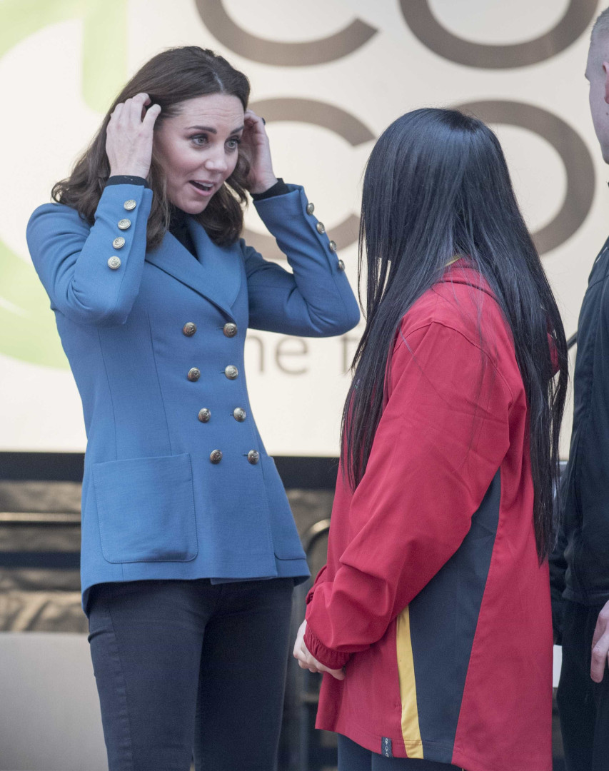 Grávida pela terceira vez, Kate Middleton espalha elegância em evento