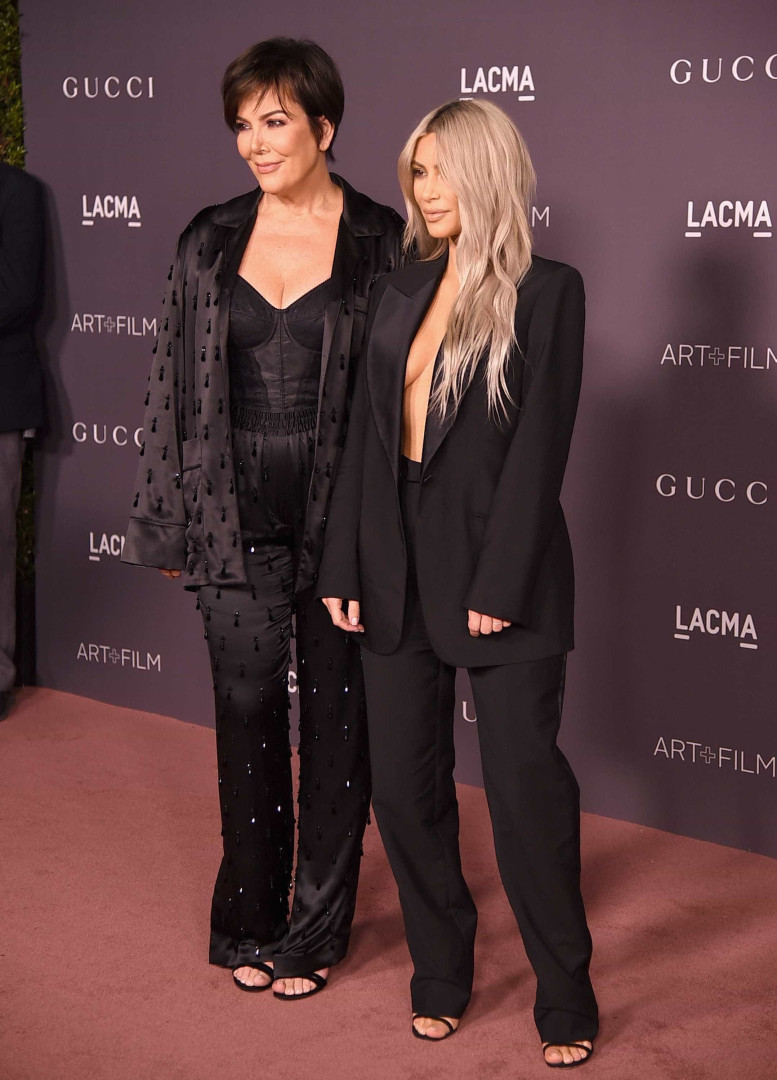 Kim Kardashian 'esquece-se' de soutien e dá nas vistas em evento