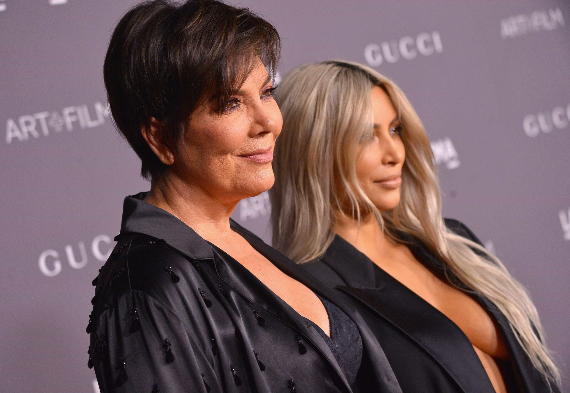 Kim Kardashian 'esquece-se' de soutien e dá nas vistas em evento