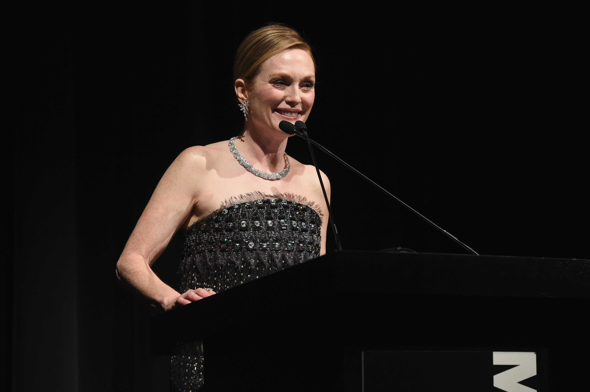 Julianne Moore brilha ao lado do marido e da filha em evento solidário