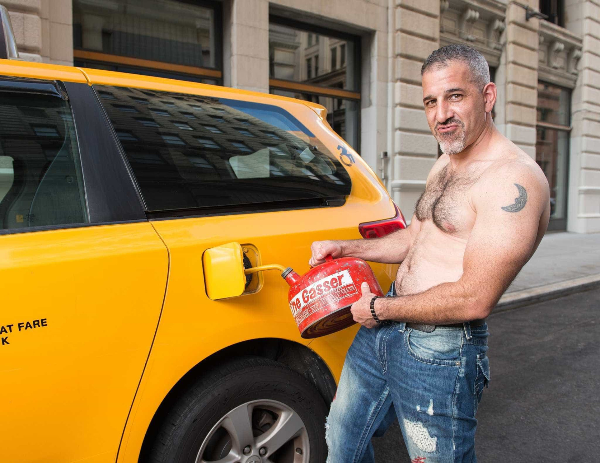 Novo calendário solidário não tem bombeiros nem músculos. São taxistas