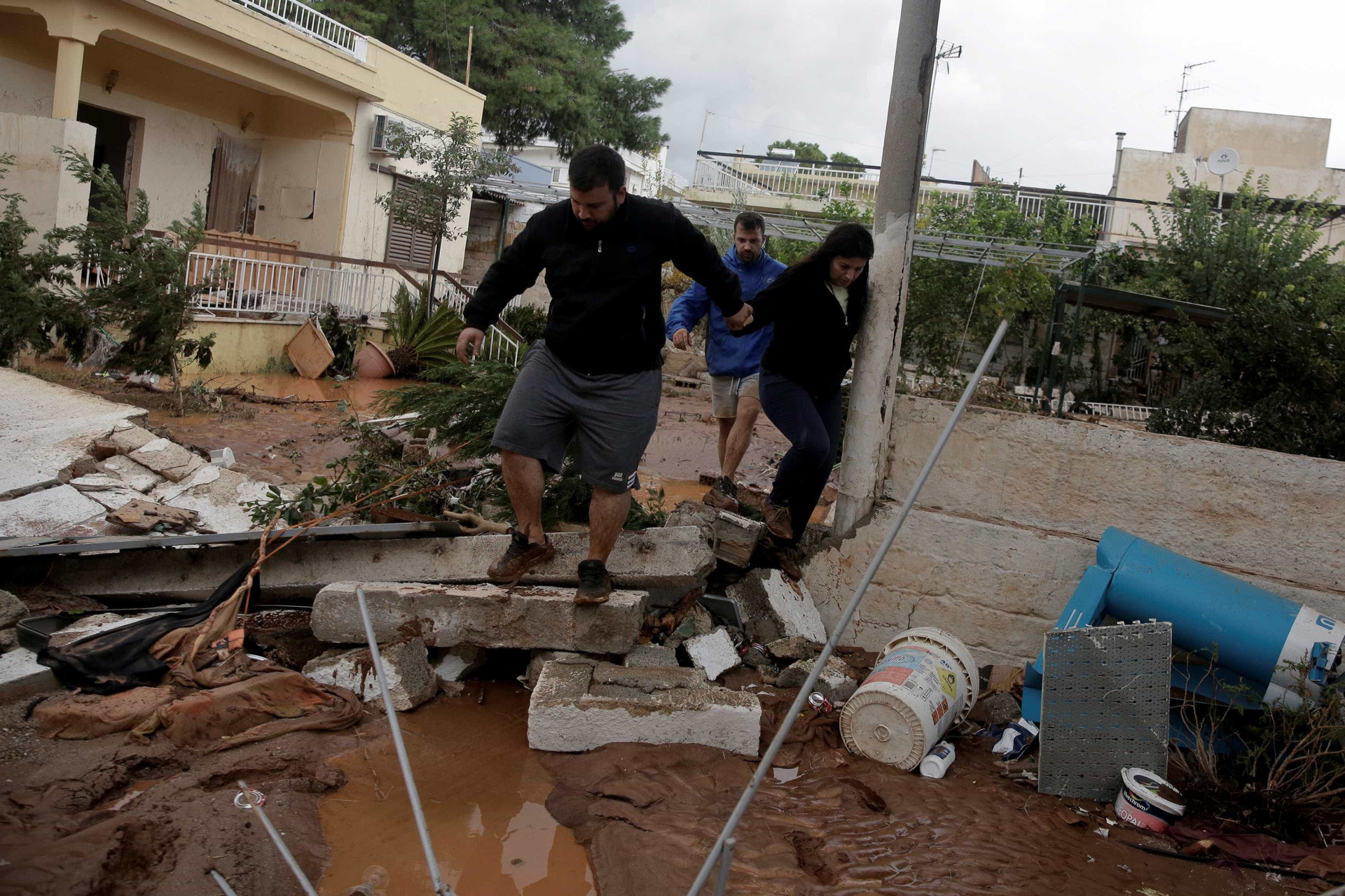 Mau tempo chegou à Grécia, fez vítimas e deixou cenário de destruição