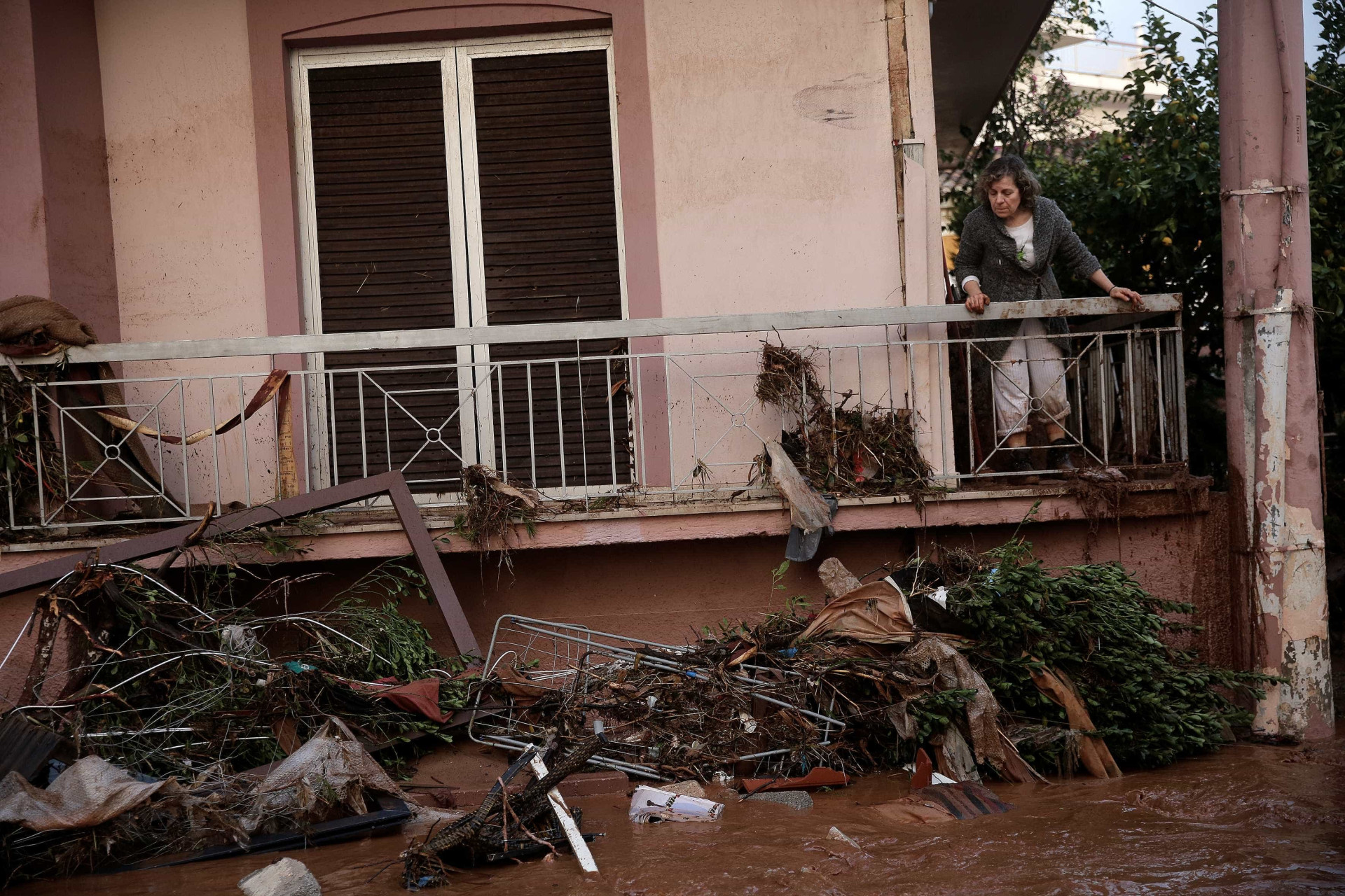 Mau tempo chegou à Grécia, fez vítimas e deixou cenário de destruição