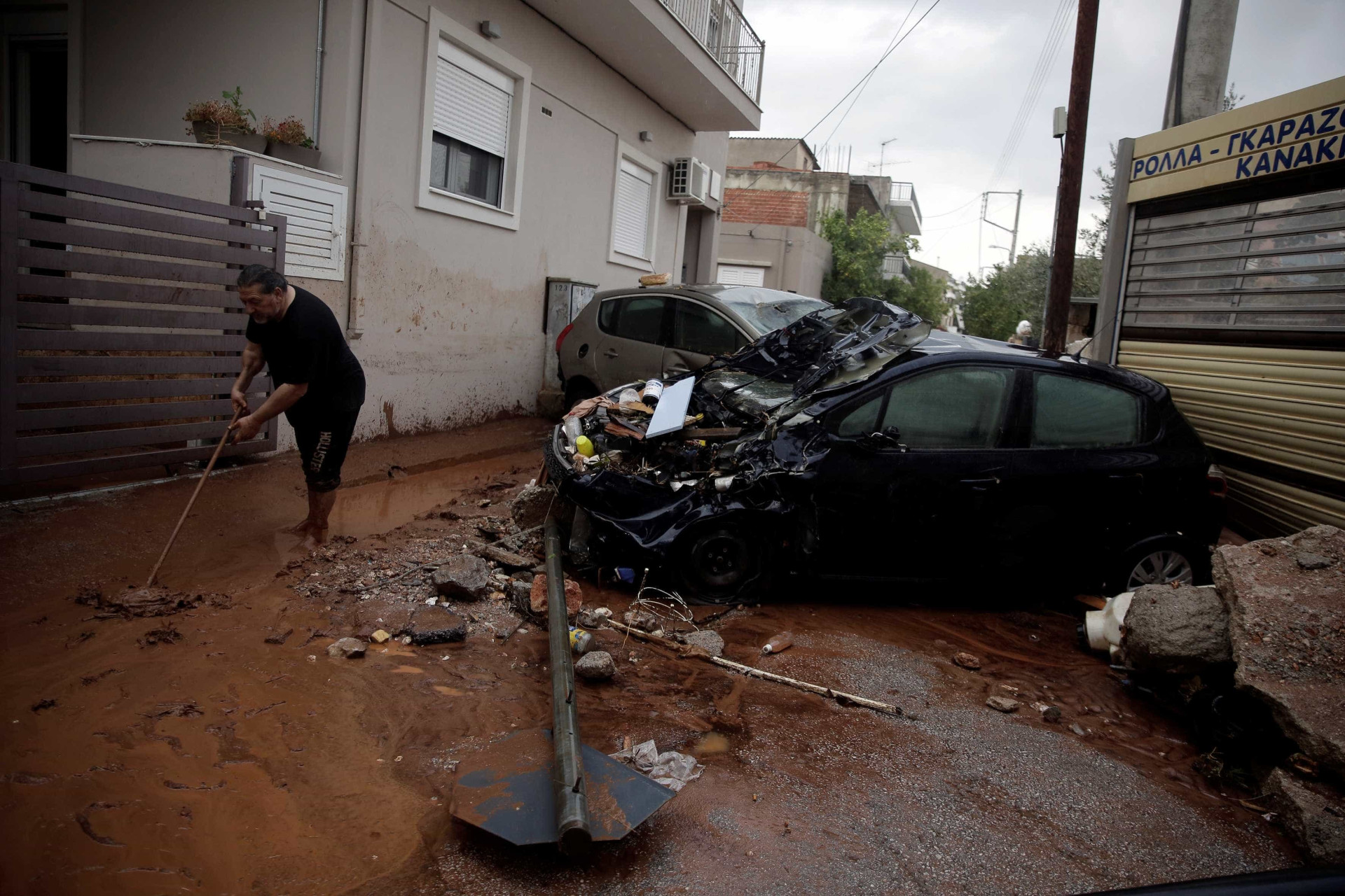 Mau tempo chegou à Grécia, fez vítimas e deixou cenário de destruição